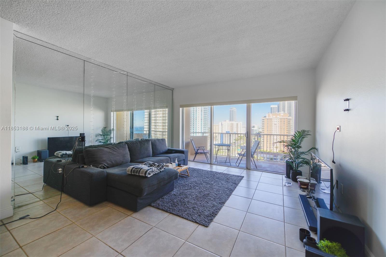 See details 14M 1 / 2 870 sq. ft. $ 2025-08-05 0 Photo