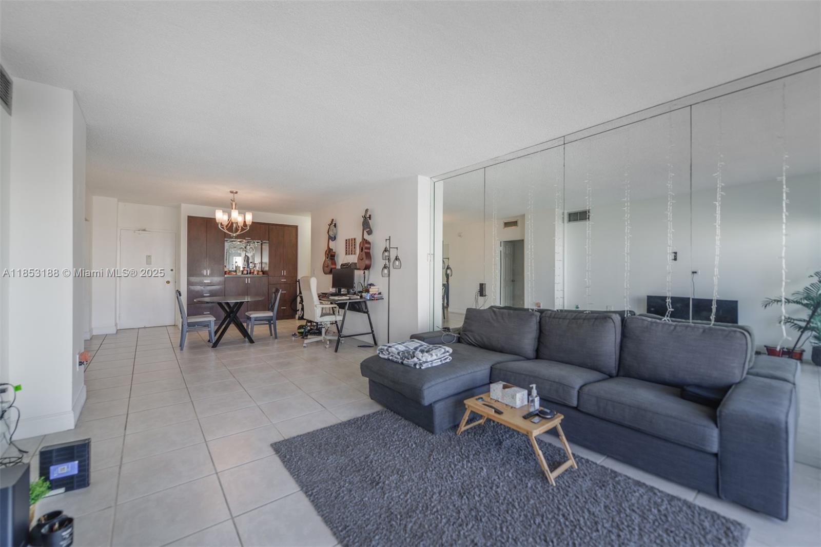 See details 14M 1 / 2 870 sq. ft. $ 2025-08-05 0 Photo