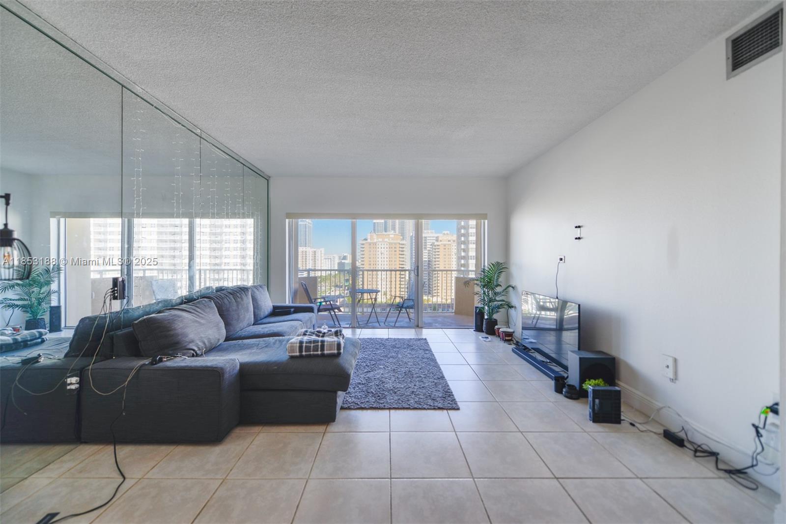 See details 14M 1 / 2 870 sq. ft. $ 2025-08-05 0 Photo