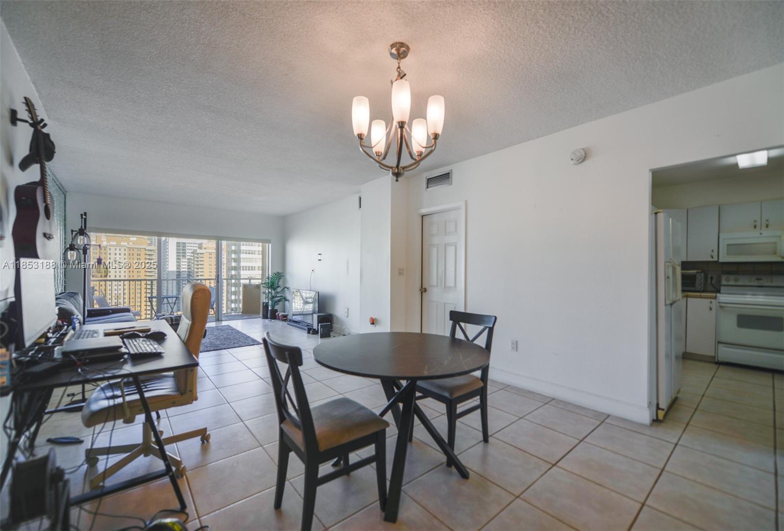 See details 14M 1 / 2 870 sq. ft. $ 2025-08-05 0 Photo