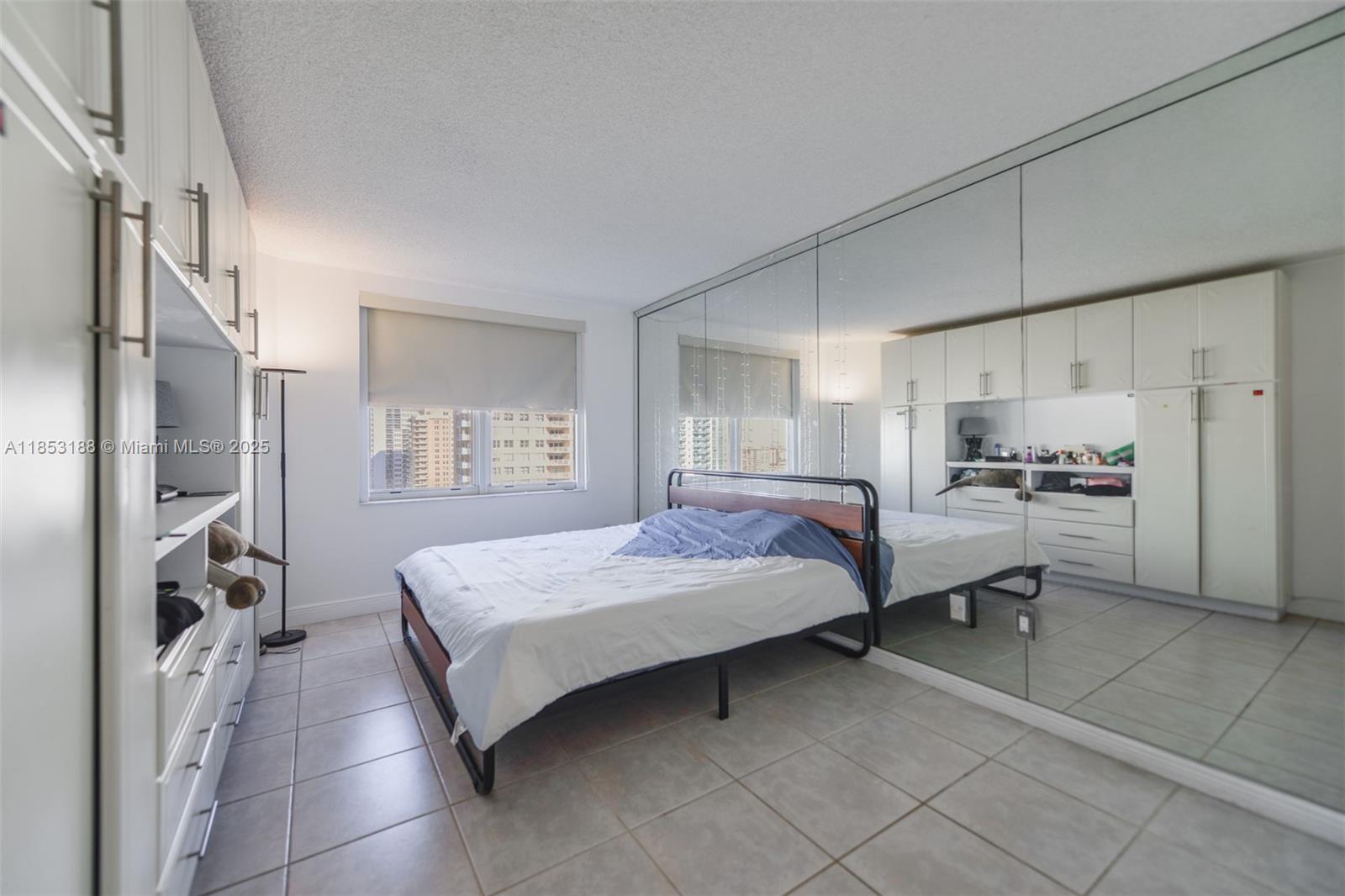 See details 14M 1 / 2 870 sq. ft. $ 2025-08-05 0 Photo