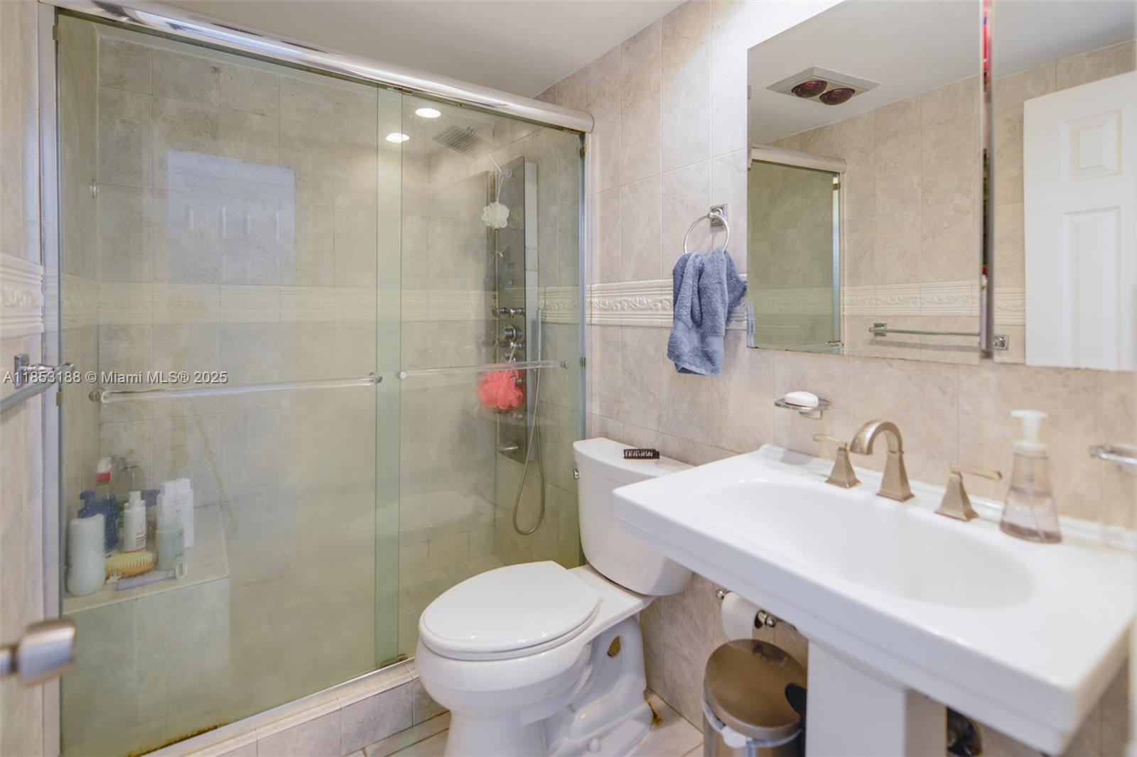 See details 14M 1 / 2 870 sq. ft. $ 2025-08-05 0 Photo