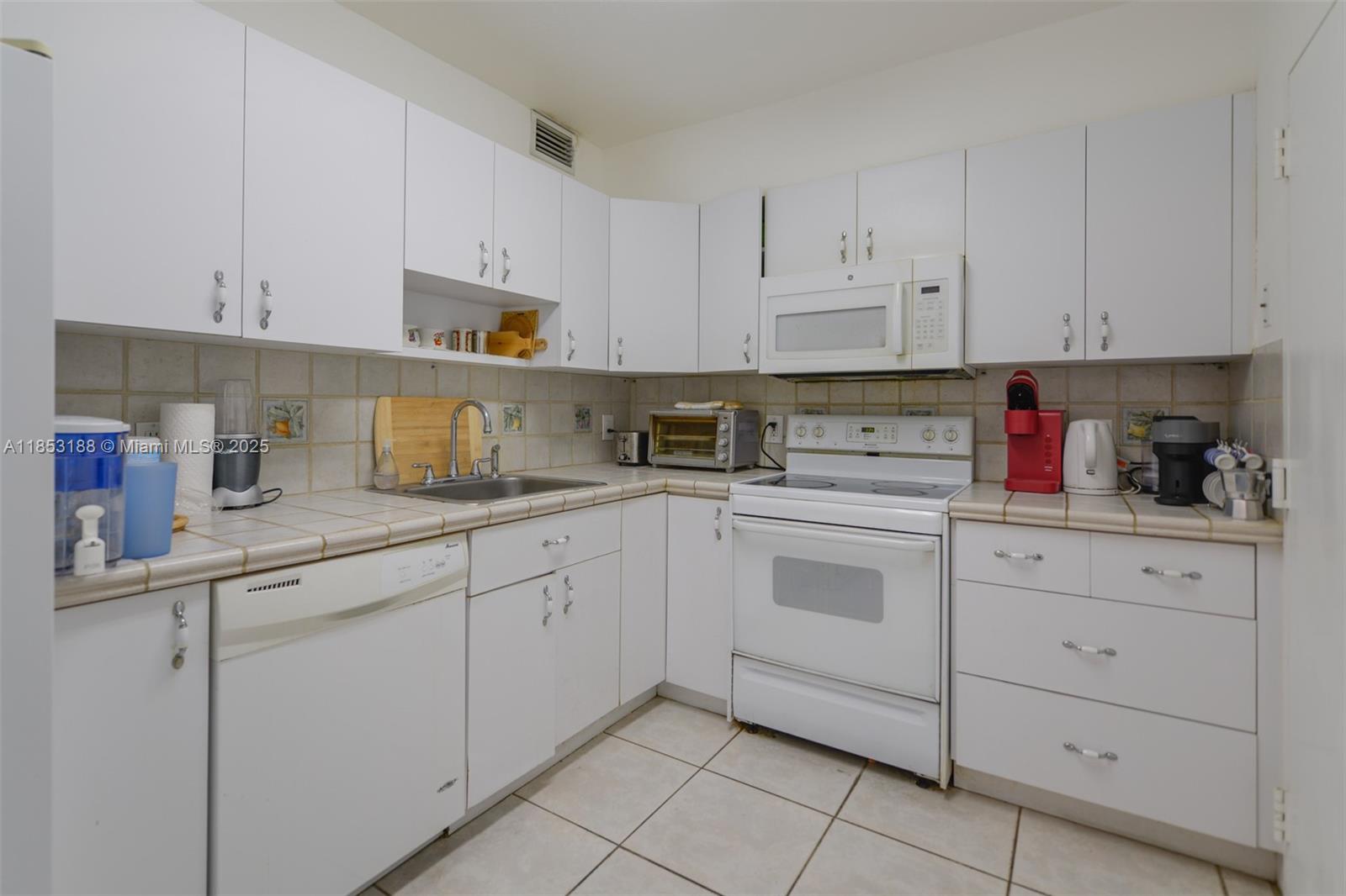 See details 14M 1 / 2 870 sq. ft. $ 2025-08-05 0 Photo