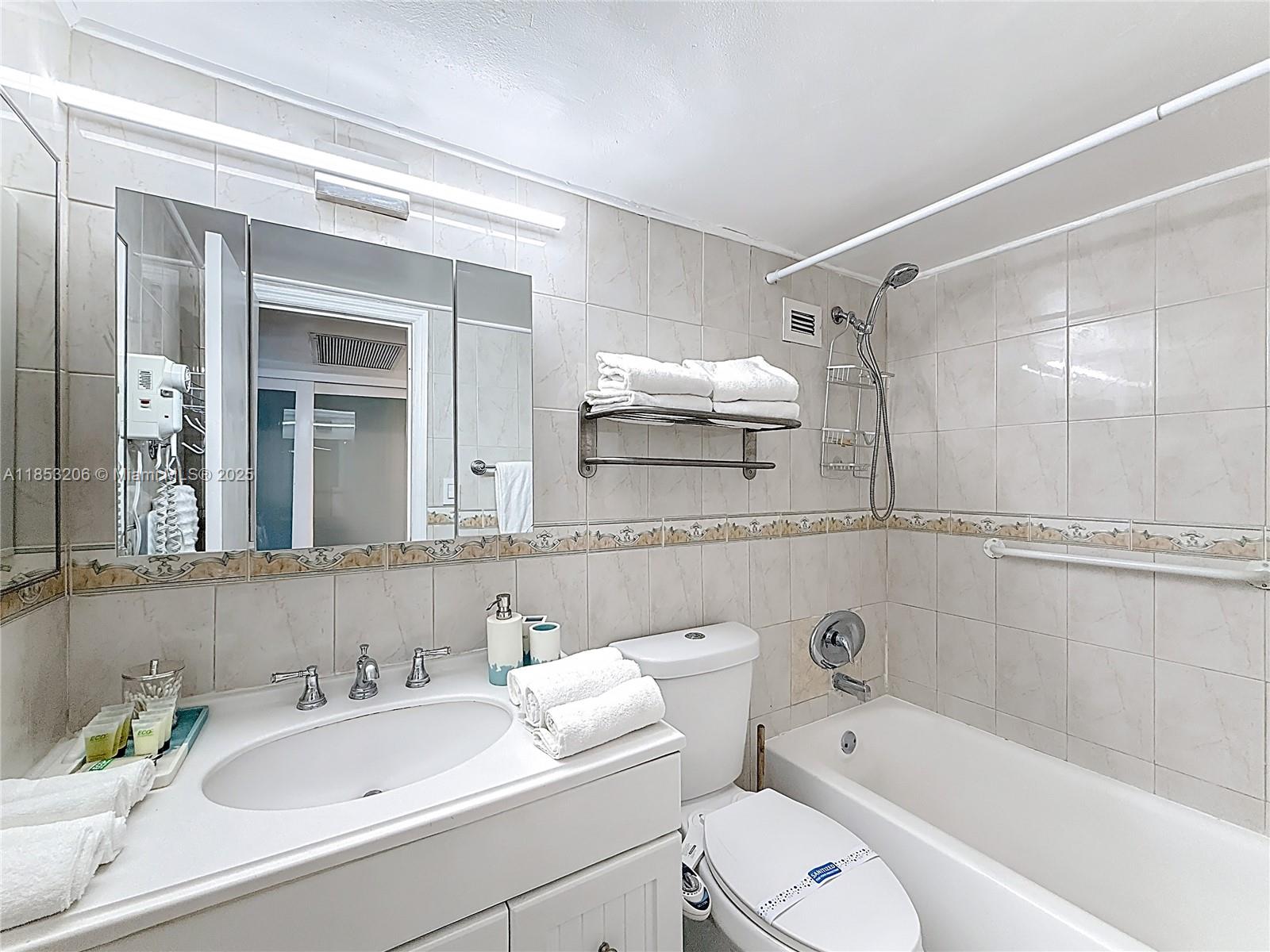 Photo of 19201 Collins Ave #610, Sunny Isles Beach, Florida, 33160 -