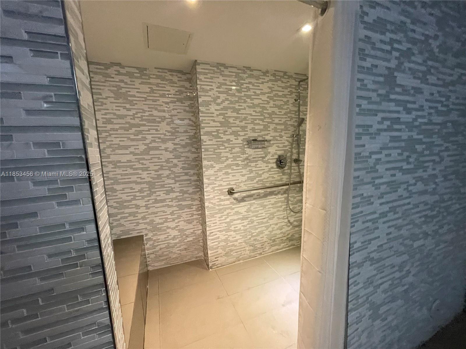 See details 4107 3 / 3 2106 sq. ft. $ 2025-08-05 0 Photo