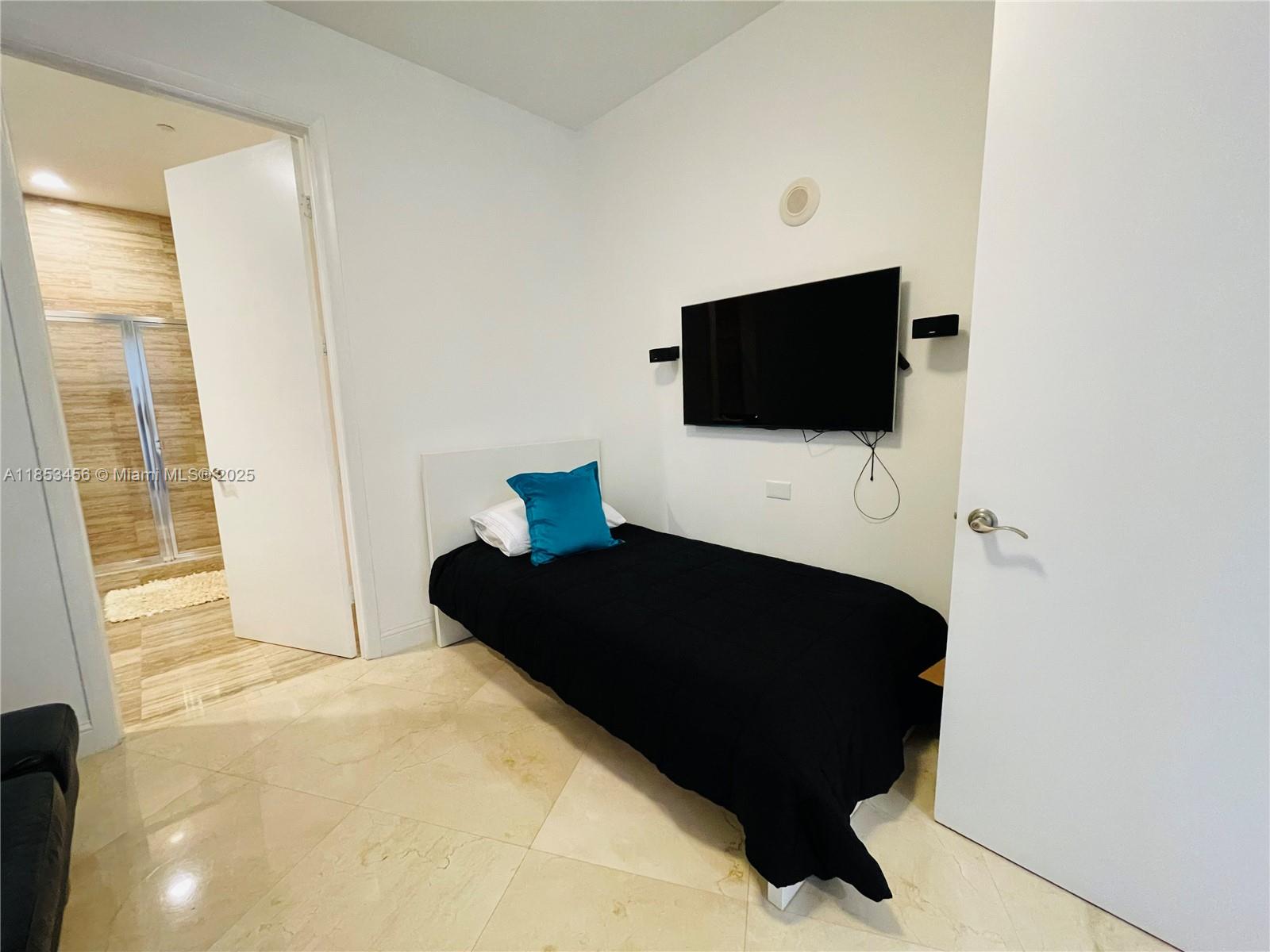 See details 4107 3 / 3 2106 sq. ft. $ 2025-08-05 0 Photo