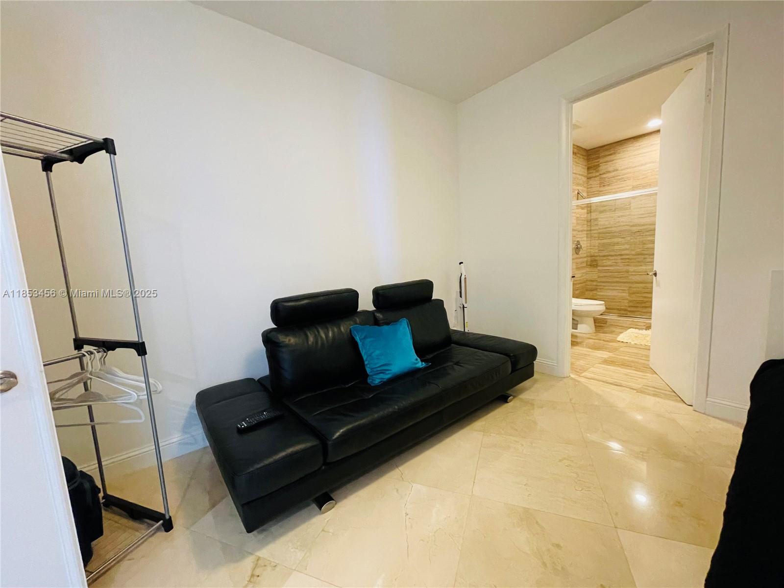 See details 4107 3 / 3 2106 sq. ft. $ 2025-08-05 0 Photo