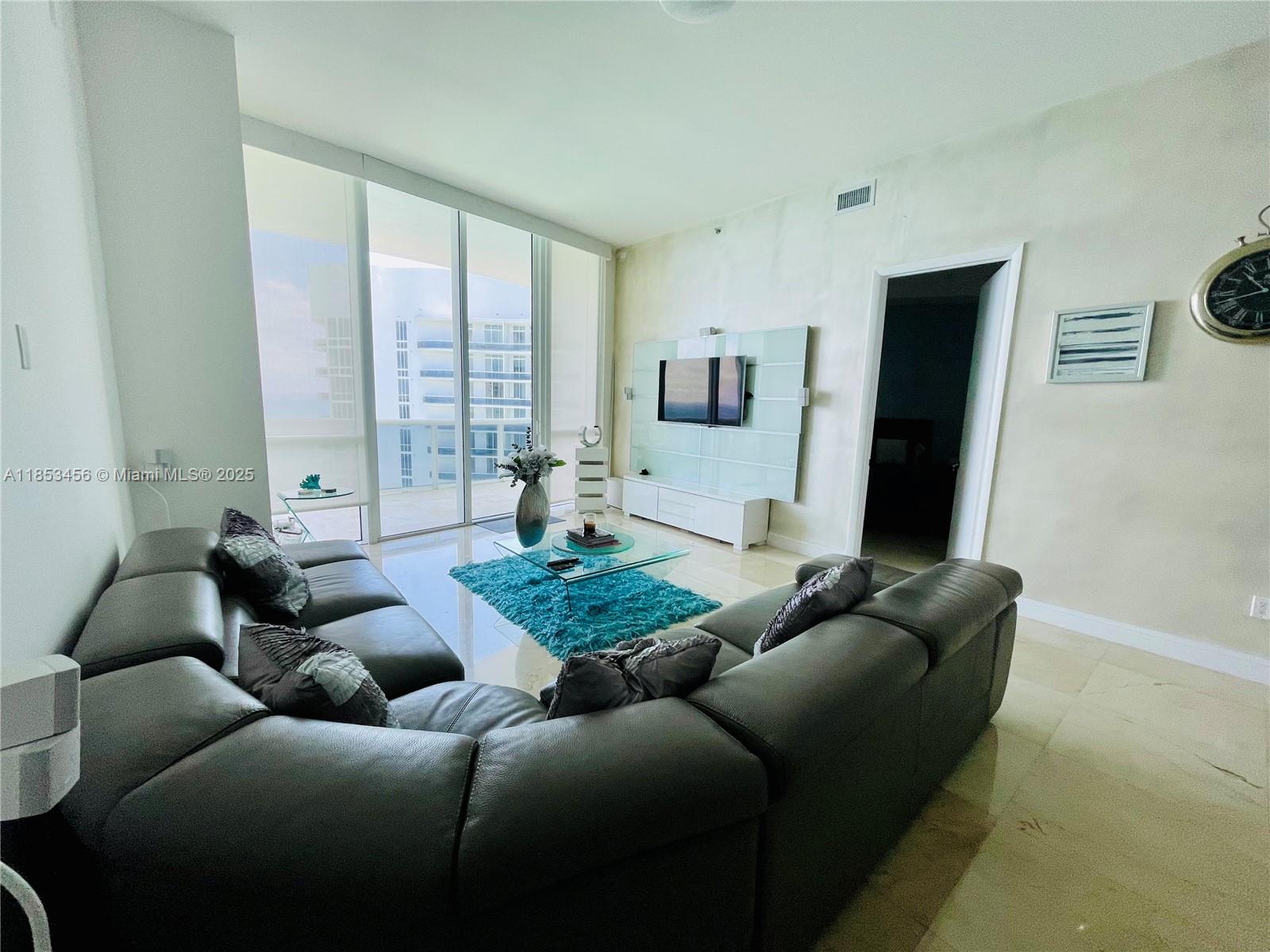 See details 4107 3 / 3 2106 sq. ft. $ 2025-08-05 0 Photo