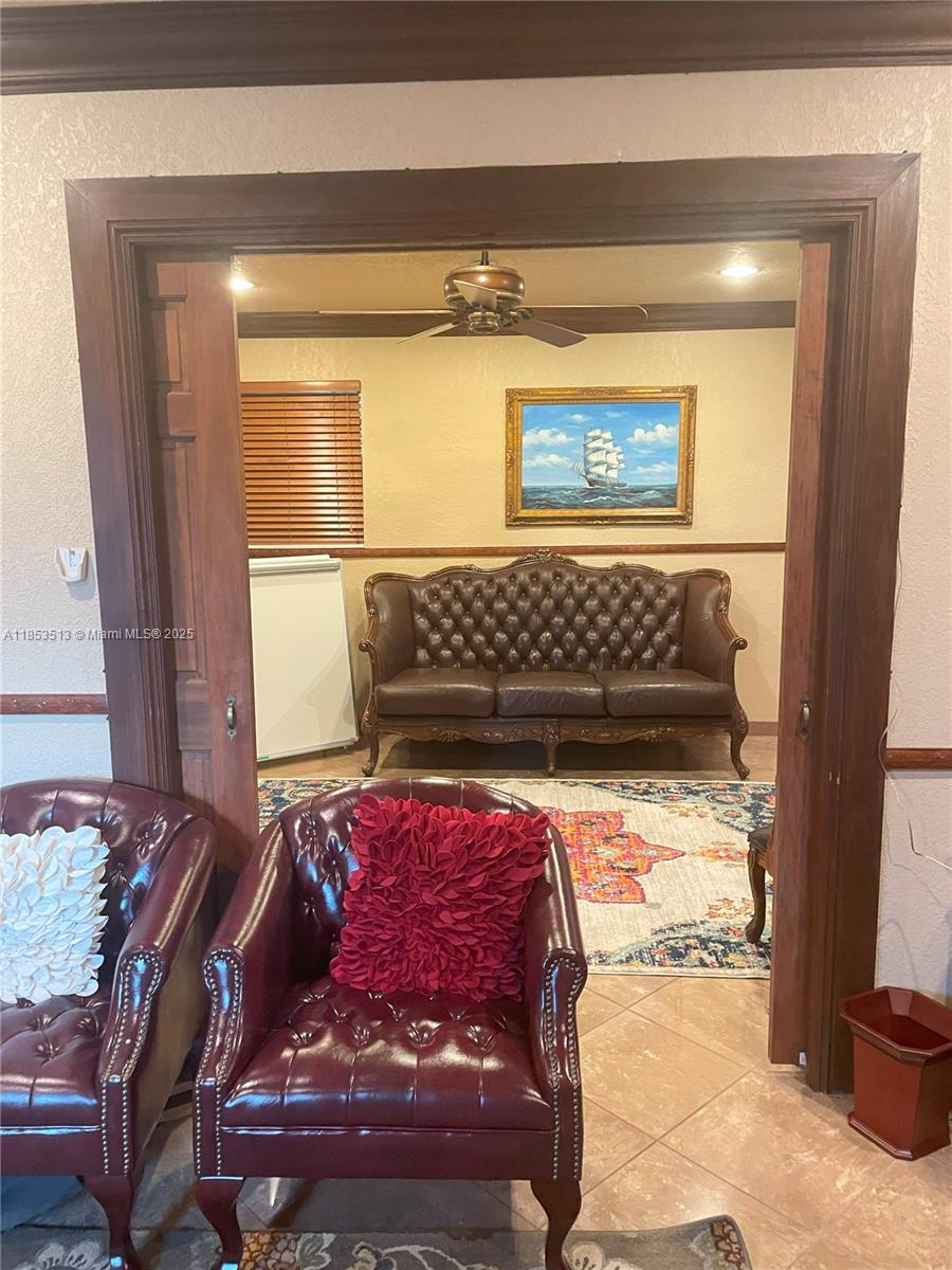   /   кв.футов $ 2025-08-05 0 Фото
