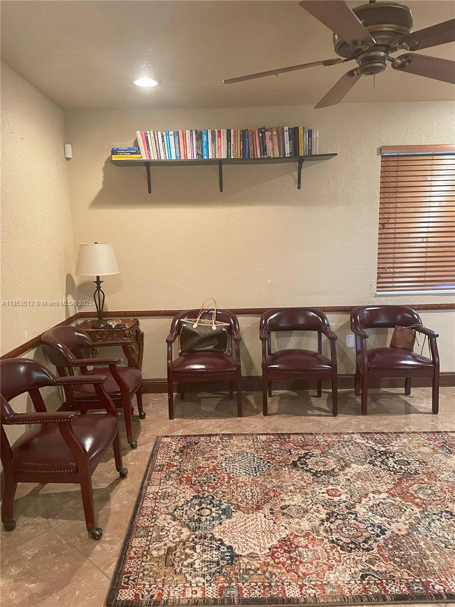   /   кв.футов $ 2025-08-05 0 Фото