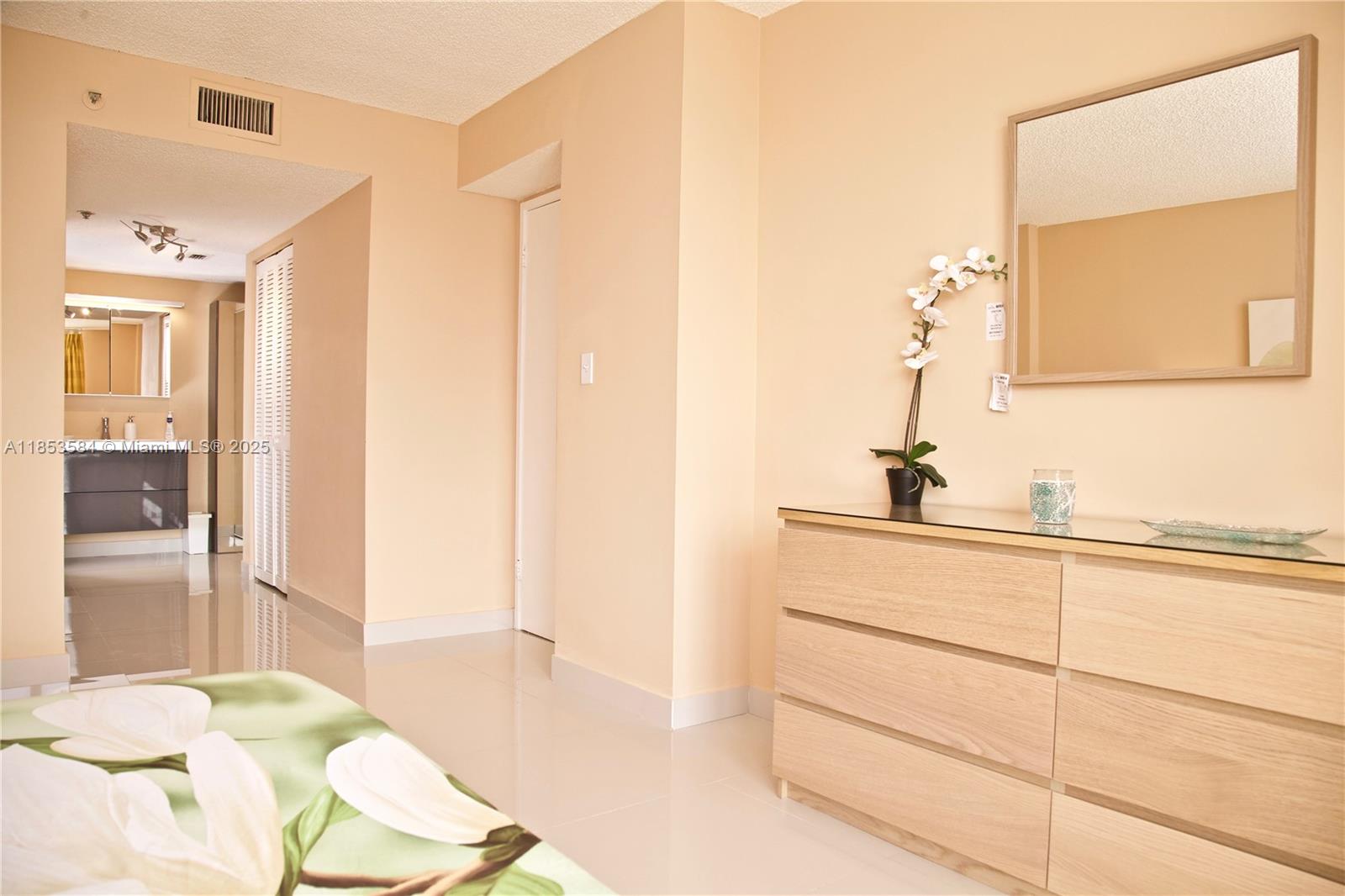 See details 1107 2 / 2 1232 sq. ft. $ 2025-08-06 0 Photo
