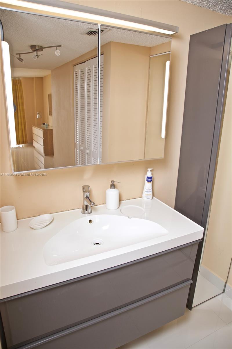 See details 1107 2 / 2 1232 sq. ft. $ 2025-08-06 0 Photo