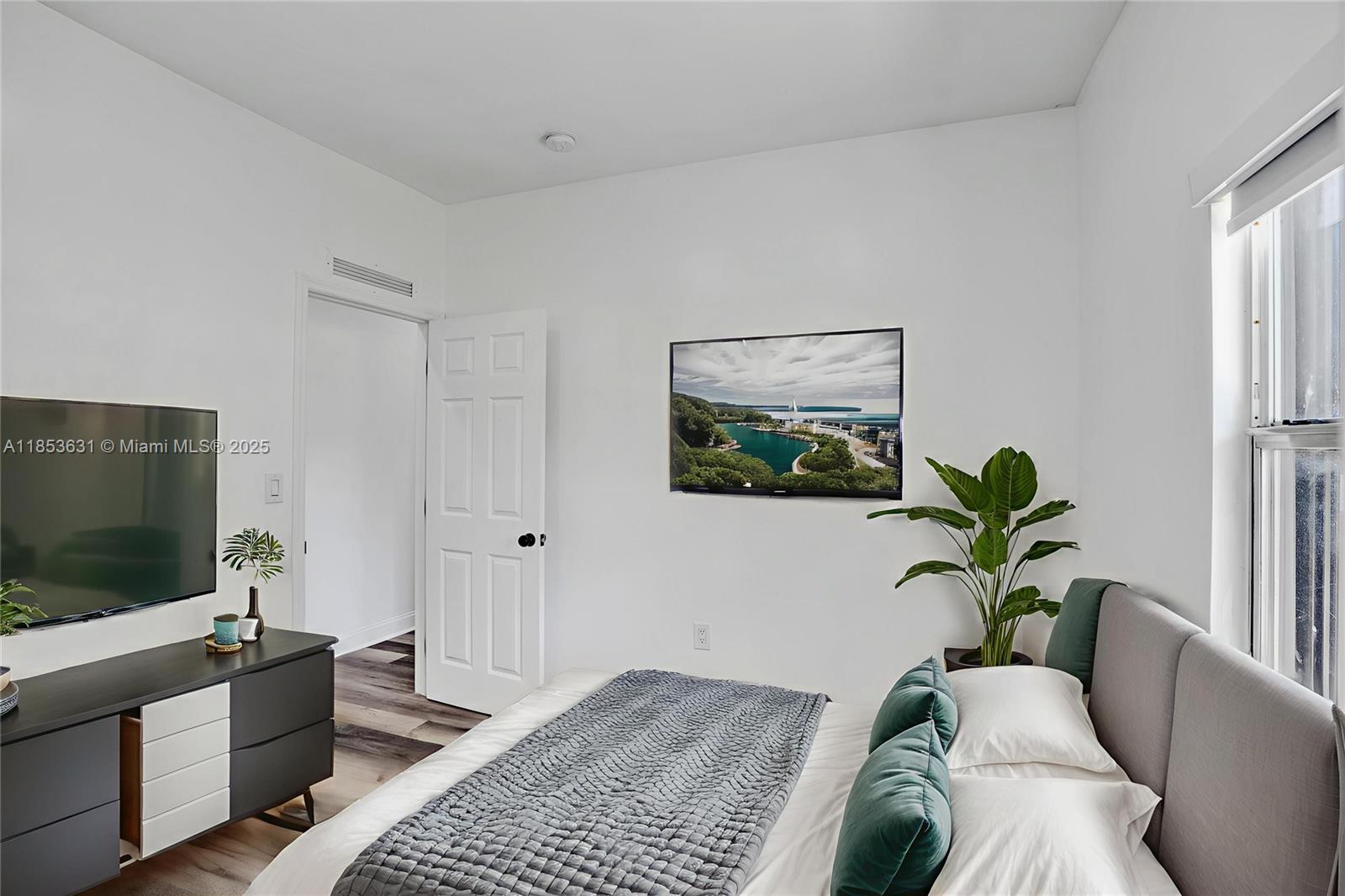 See details / 1544 sq. ft. $ 2025-08-06 0 Photo