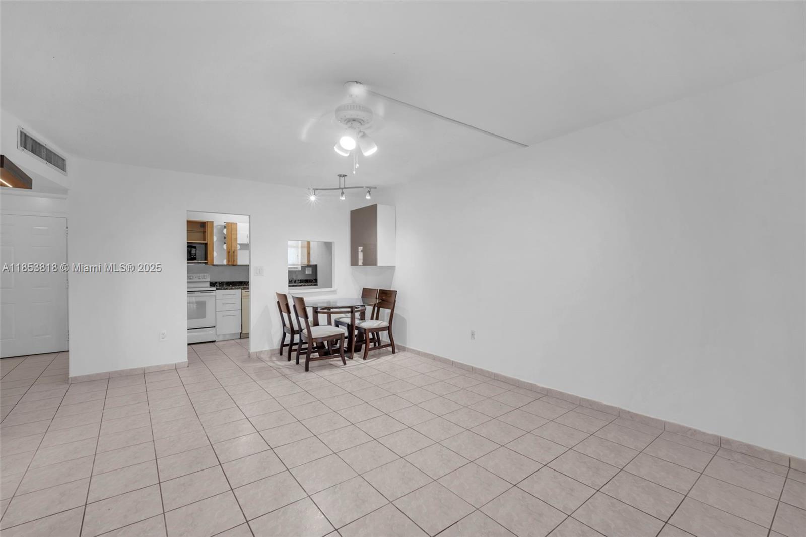 504 1 / 1 686 sq. ft. $ 2025-09-09 0 Photo