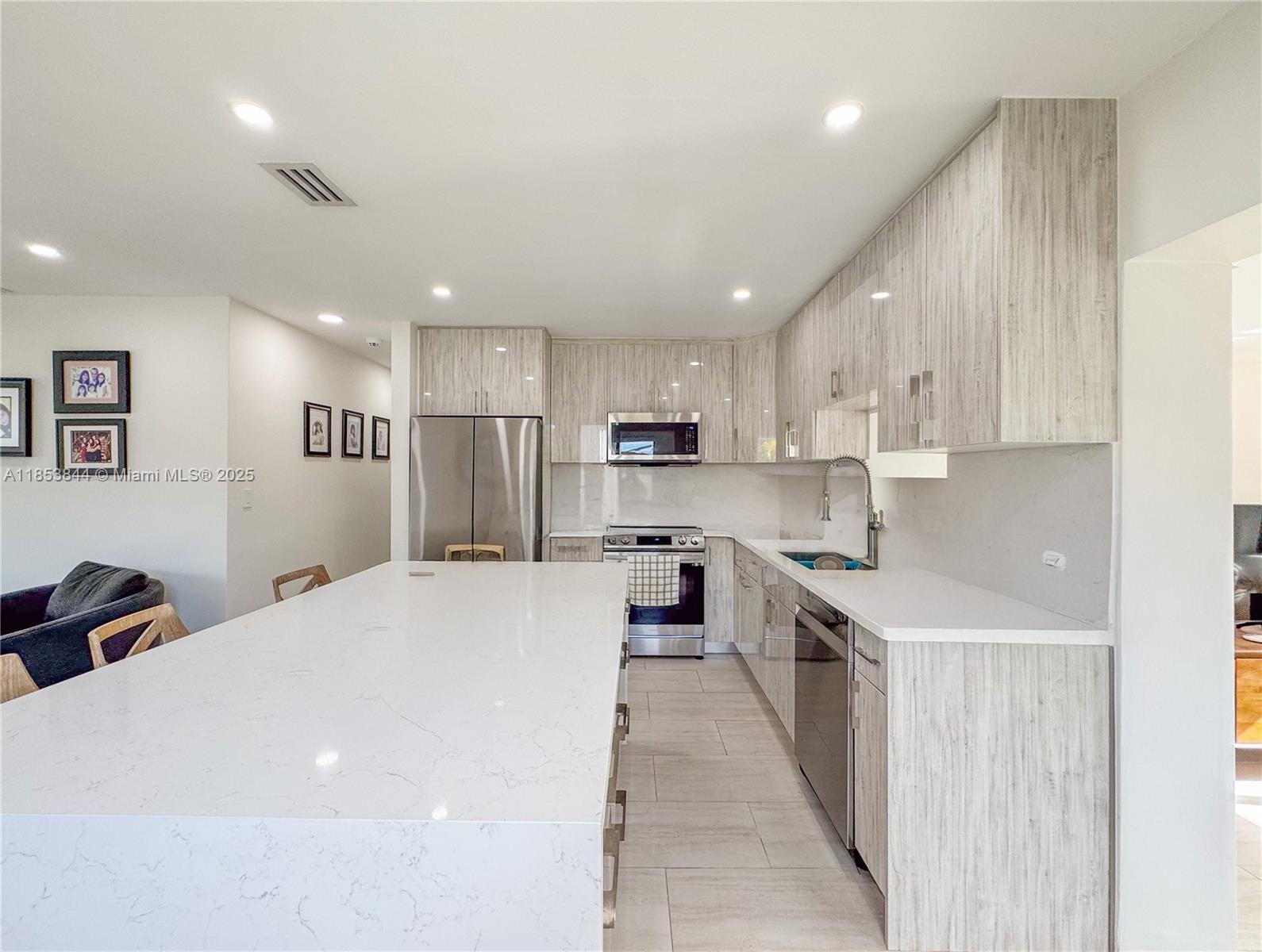 Ver detalles / 2075 sq. ft. $ 2025-08-06 0 foto