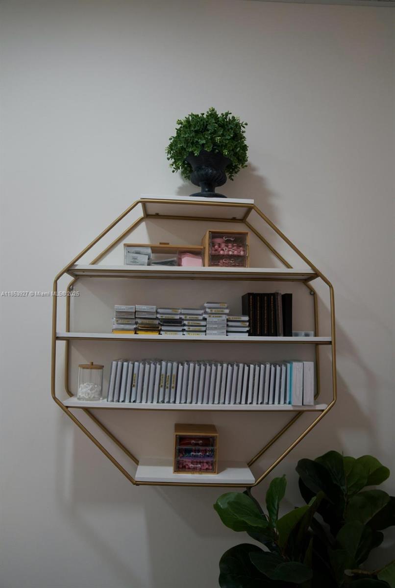 Подробнее / кв.футов $ 2025-10-22 0 Фото