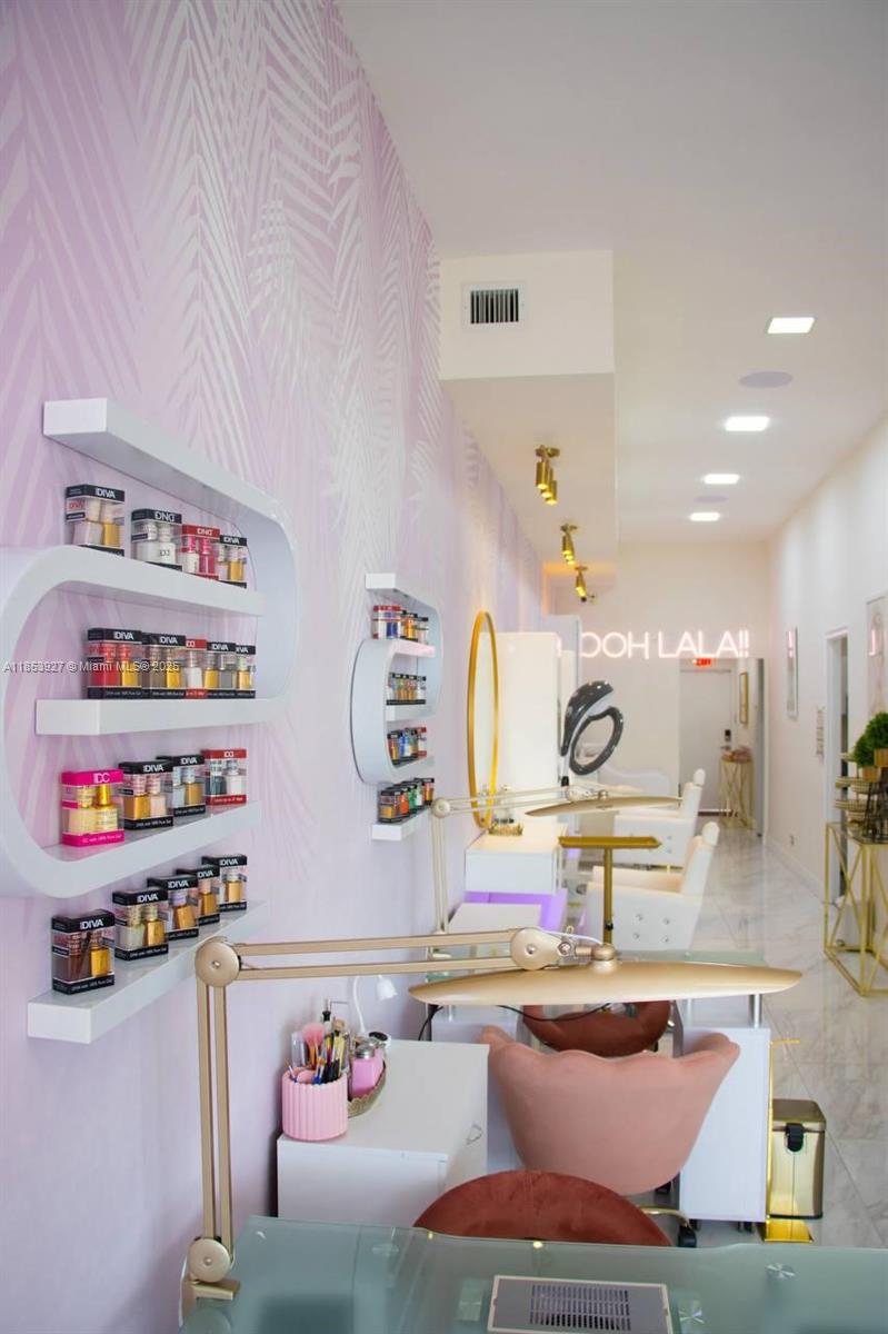 Подробнее / кв.футов $ 2025-10-22 0 Фото