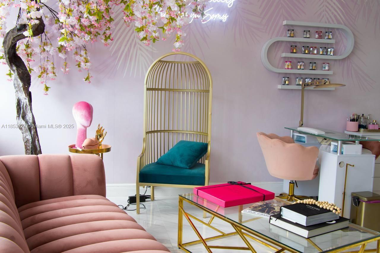 Подробнее / кв.футов $ 2025-10-22 0 Фото