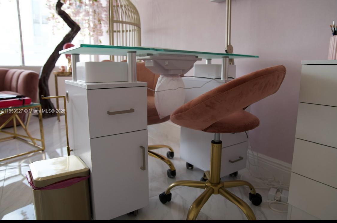 Подробнее / кв.футов $ 2025-10-22 0 Фото