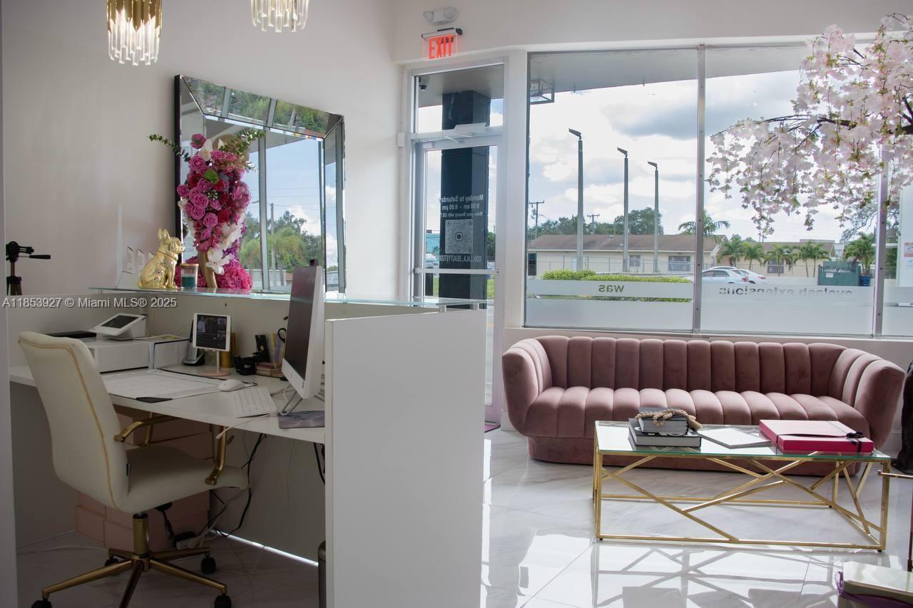 Подробнее / кв.футов $ 2025-10-22 0 Фото