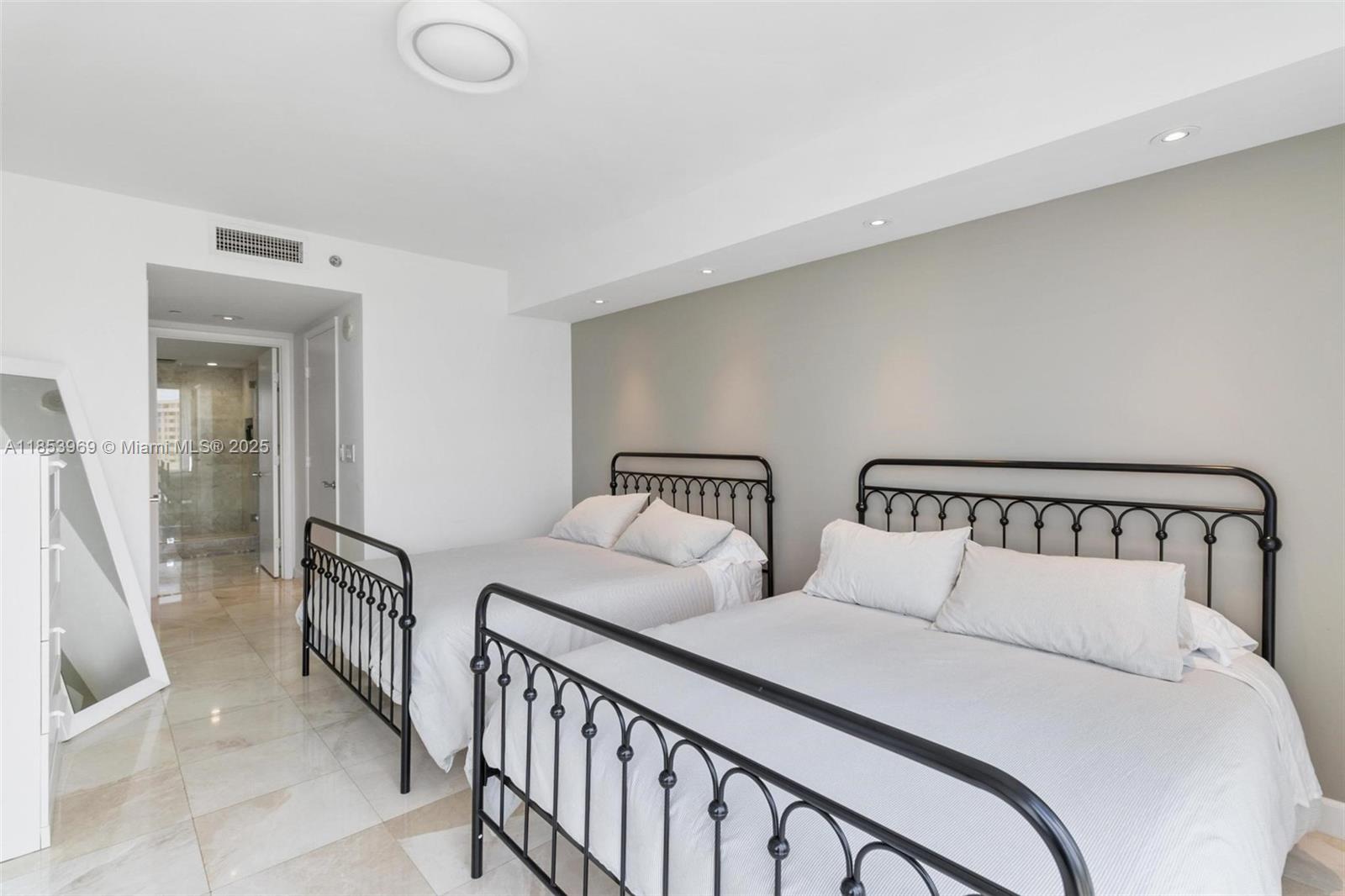Ver detalles 1208 3 / 3 1571 sq. ft. $ 2025-08-06 0 foto