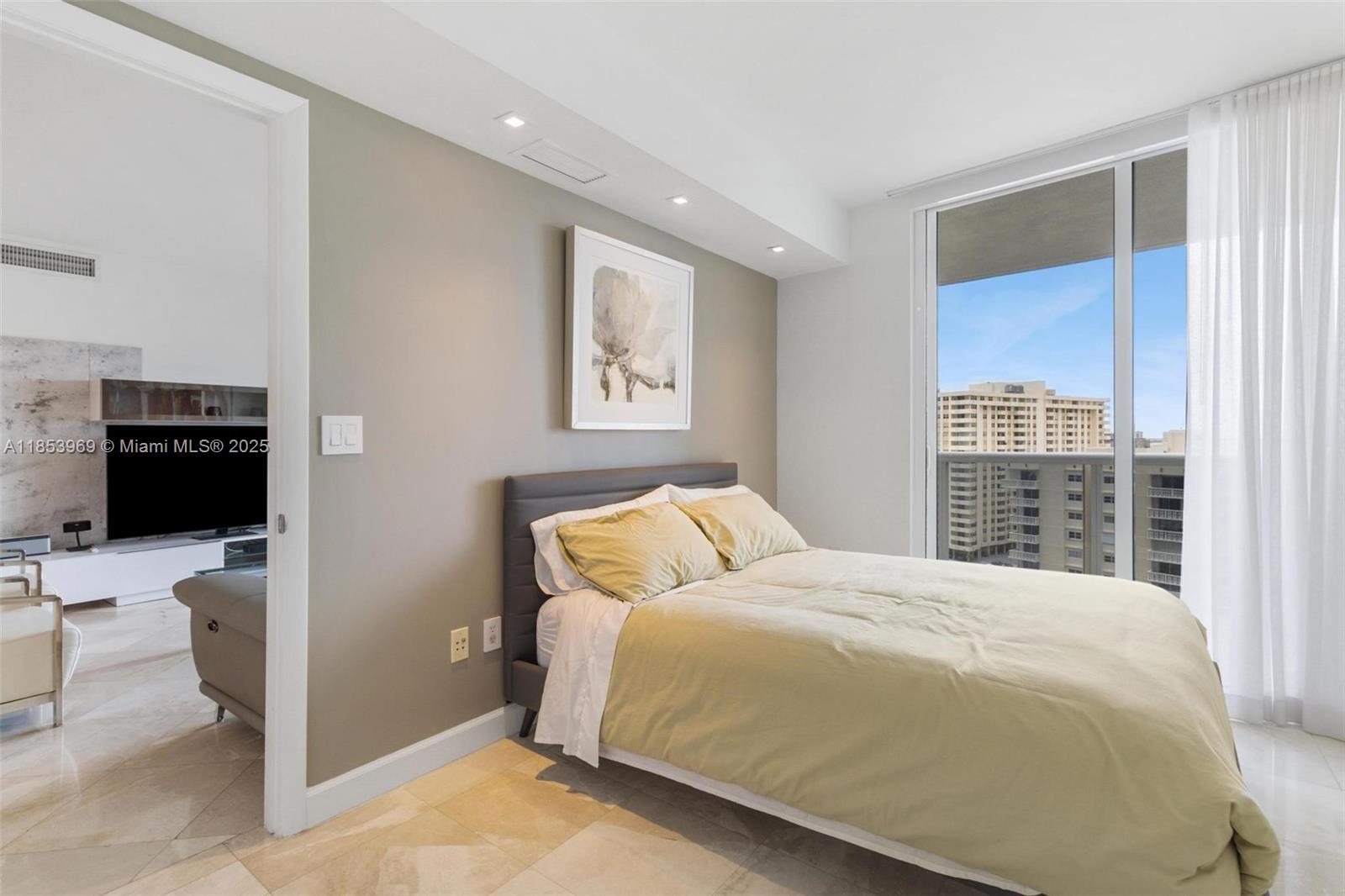Ver detalles 1208 3 / 3 1571 sq. ft. $ 2025-08-06 0 foto