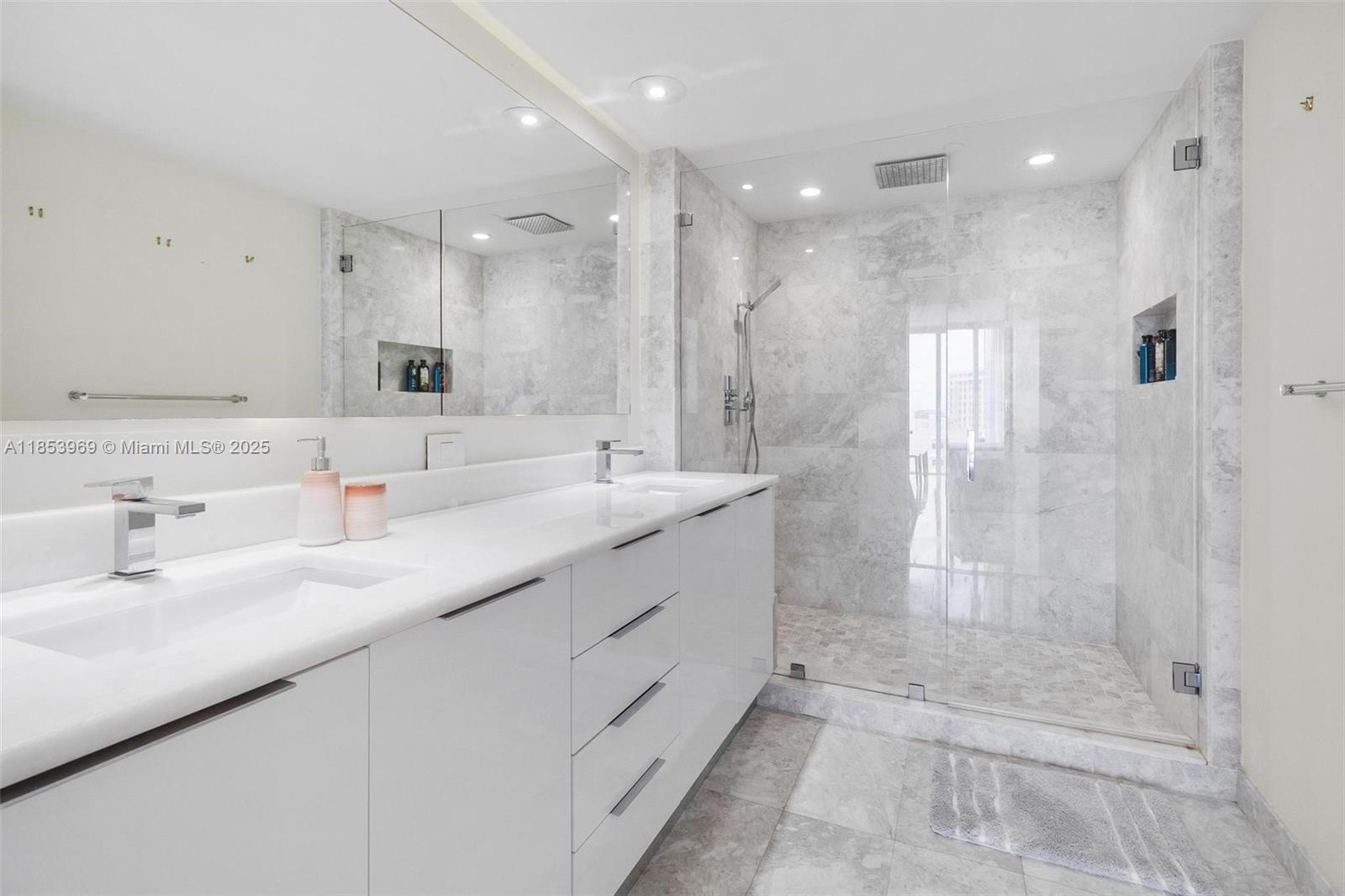 Ver detalles 1208 3 / 3 1571 sq. ft. $ 2025-08-06 0 foto