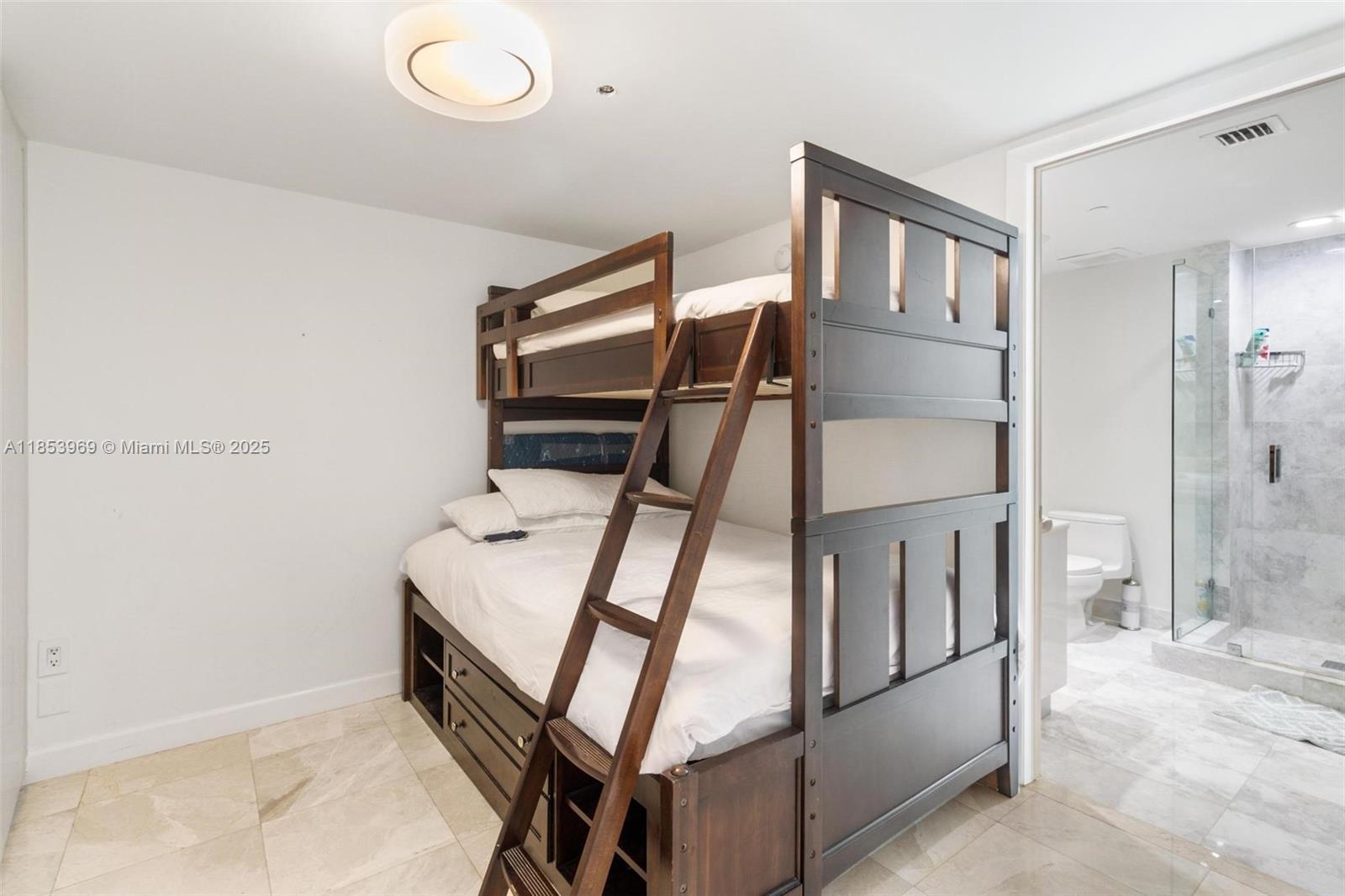 Ver detalles 1208 3 / 3 1571 sq. ft. $ 2025-08-06 0 foto