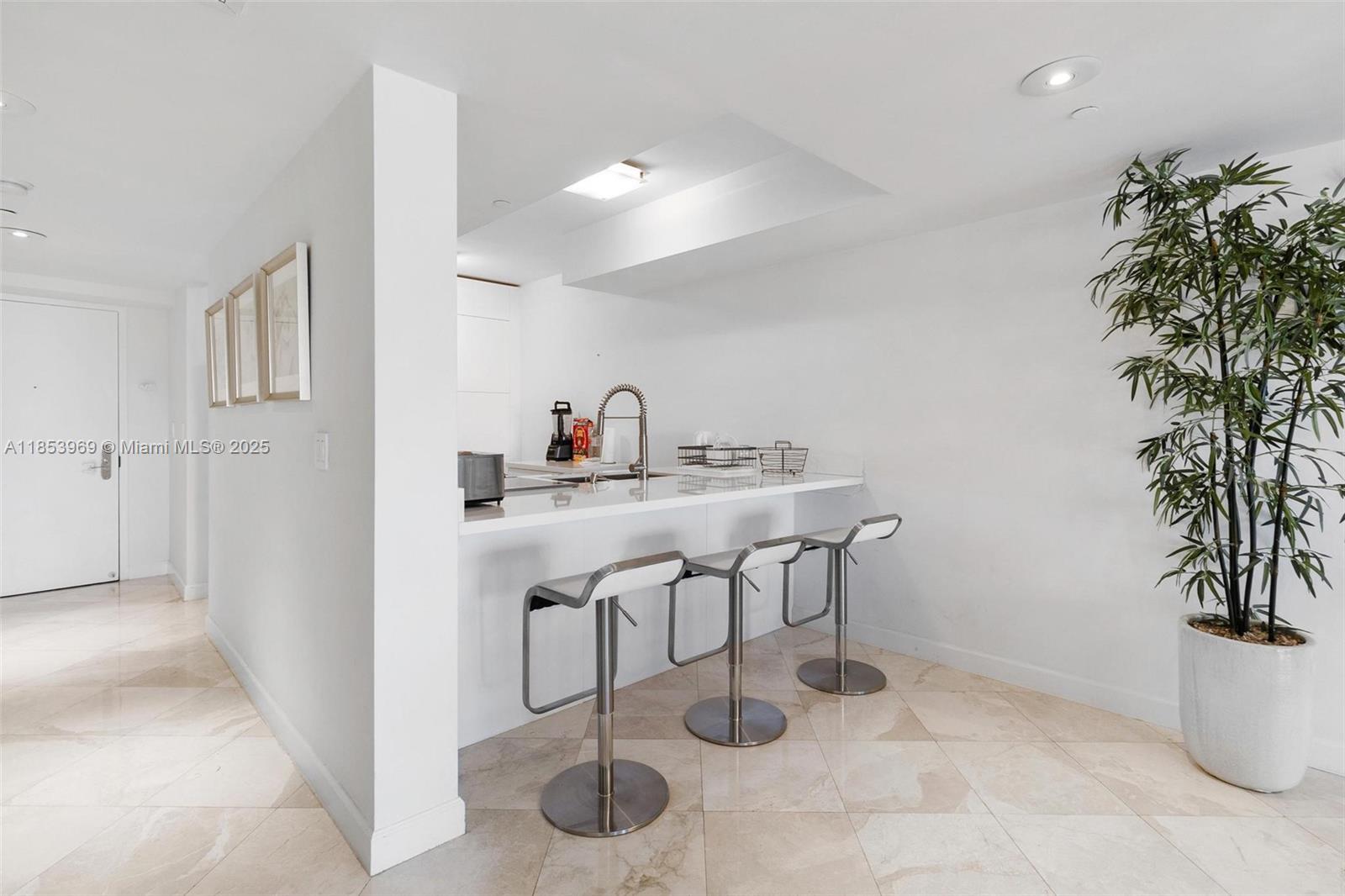 Ver detalles 1208 3 / 3 1571 sq. ft. $ 2025-08-06 0 foto