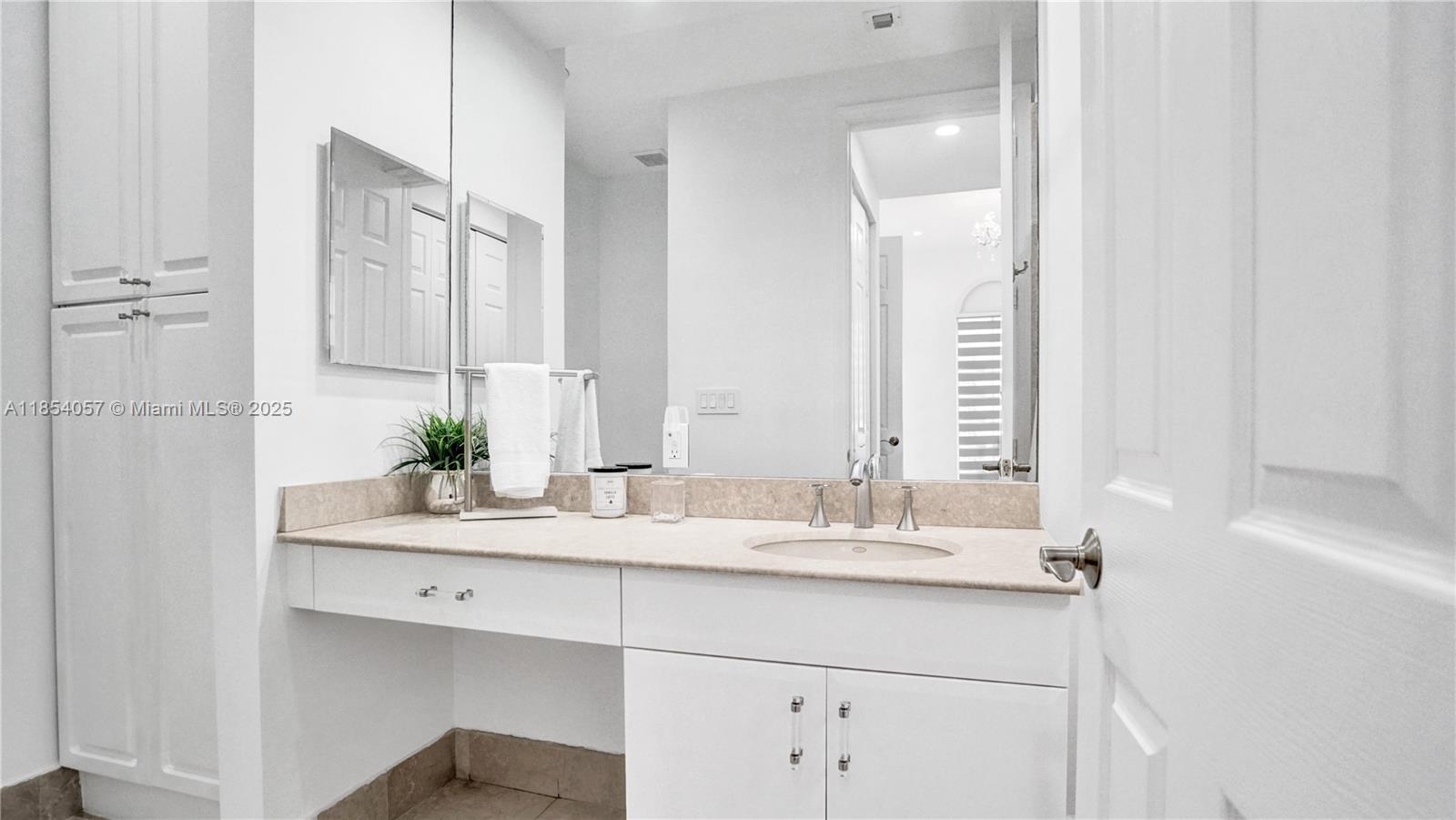 Photo of 822 Spinnaker Dr E  (822), Hollywood, Florida, 33019 - 