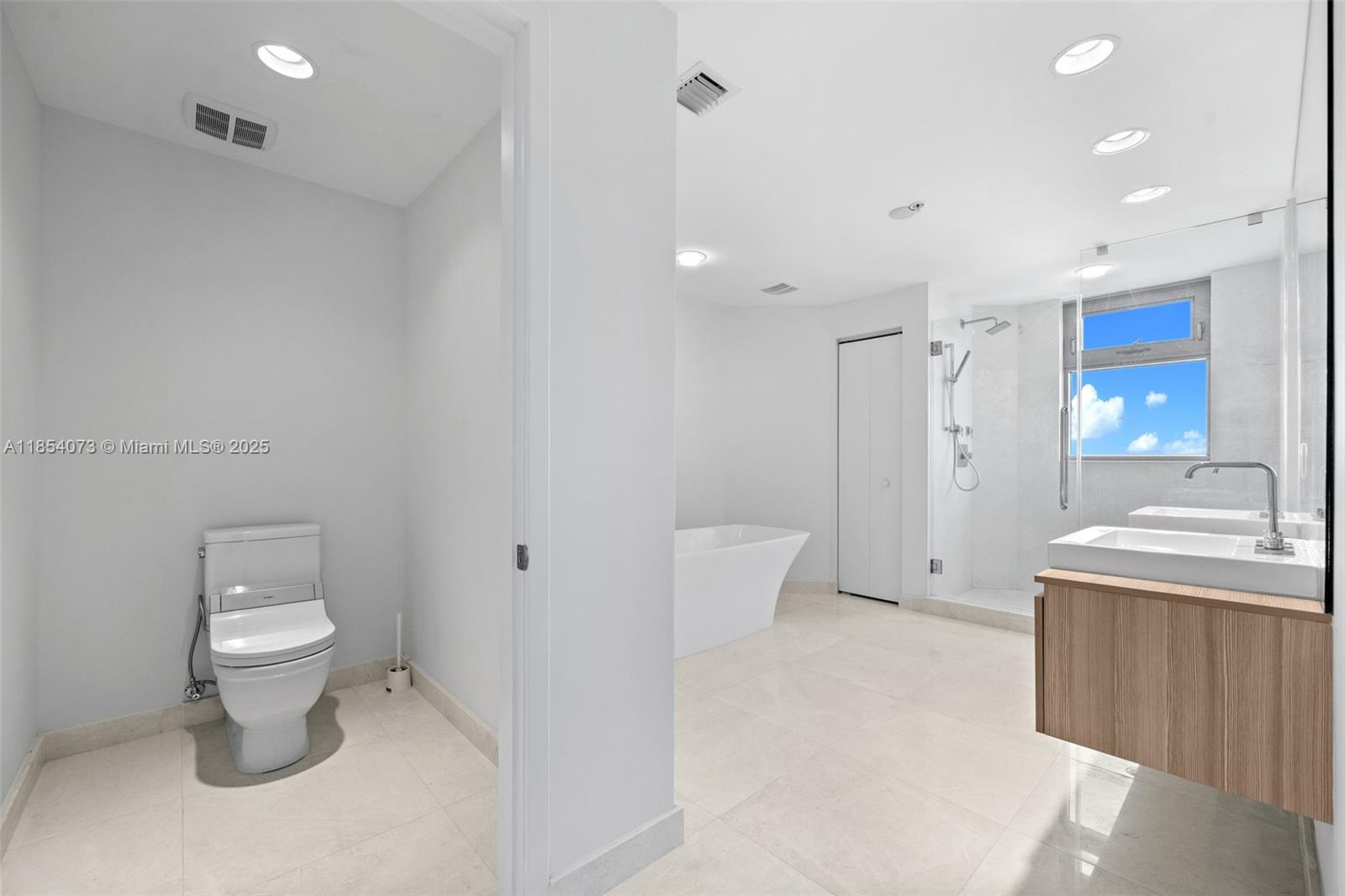 Photo of 17301 Biscayne Blvd  #1704, North Miami Beach, Florida, 33160 - 