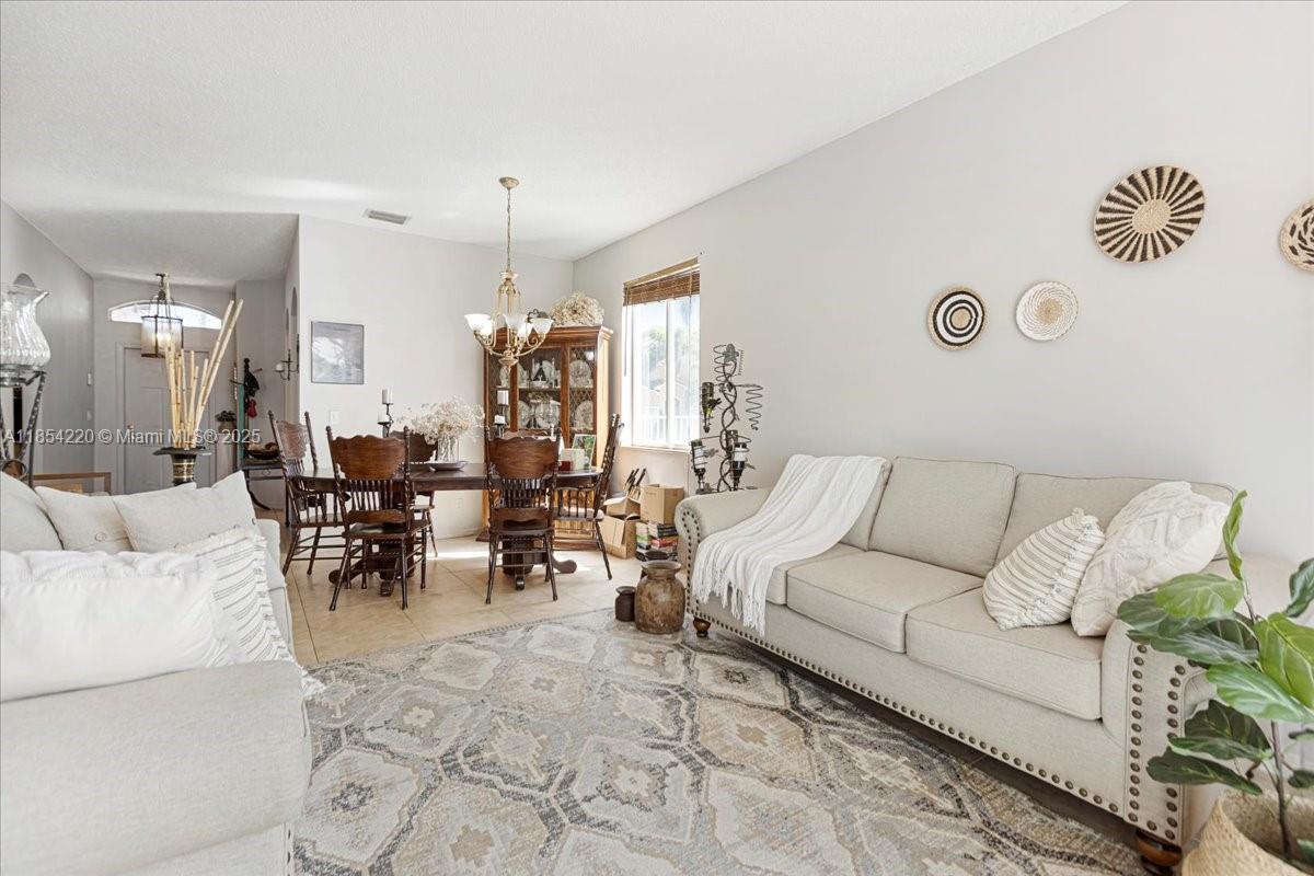 See details 3745 4 / 3 2338 sq. ft. $ 2025-08-06 0 Photo