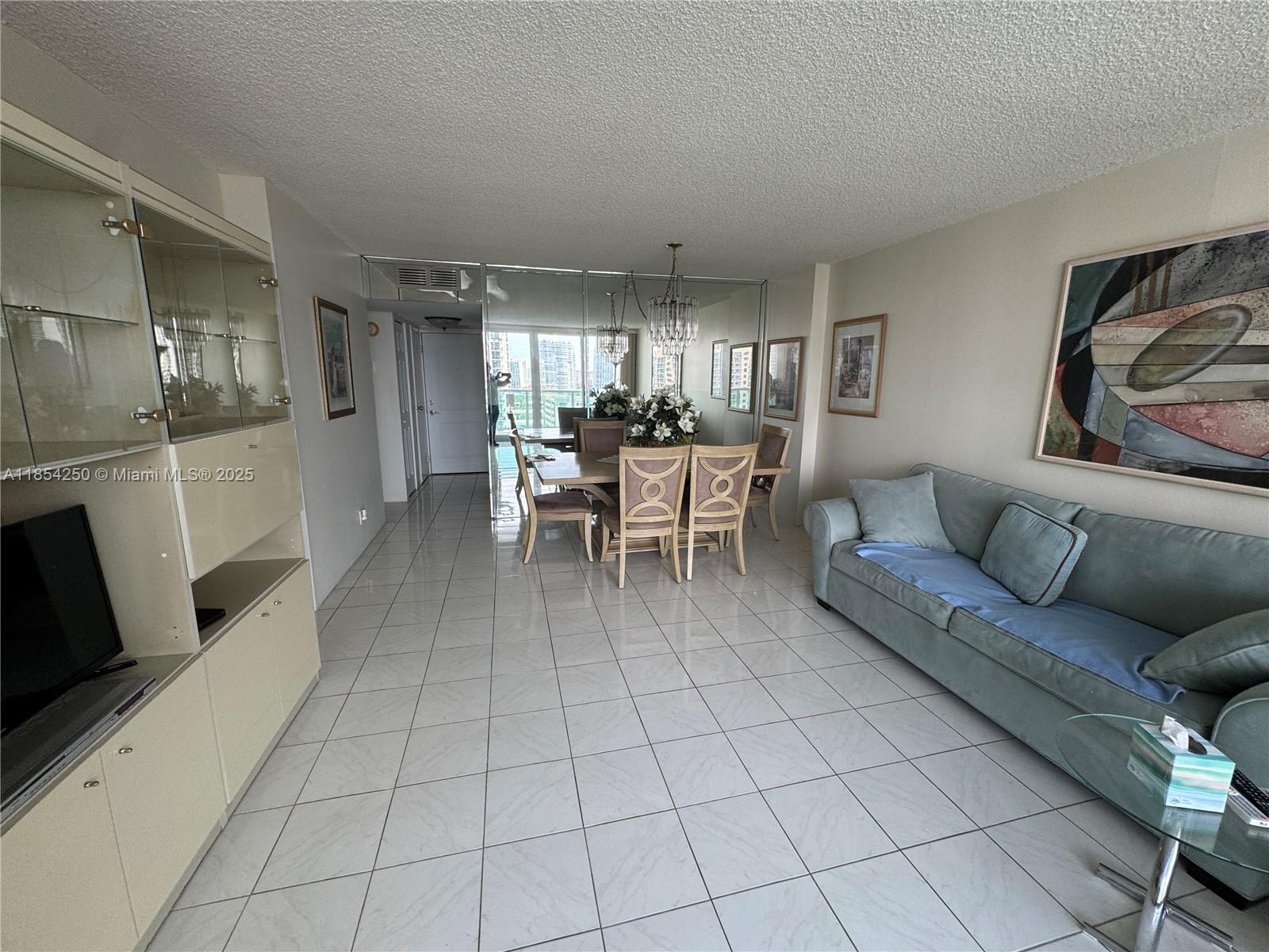 See details 1530 1 / 2 991 sq. ft. $ 2025-08-06 0 Photo