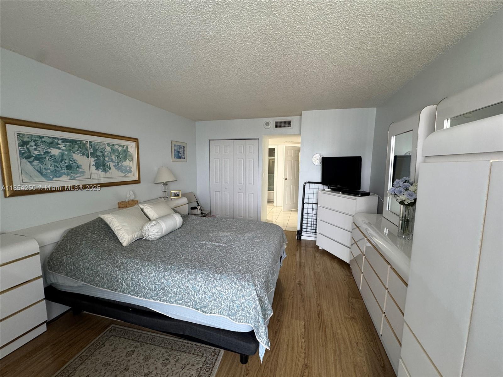 See details 1530 1 / 2 991 sq. ft. $ 2025-08-06 0 Photo