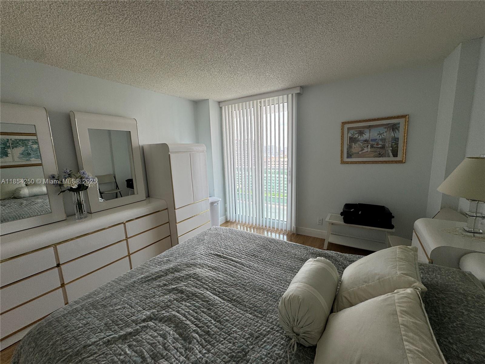 See details 1530 1 / 2 991 sq. ft. $ 2025-08-06 0 Photo