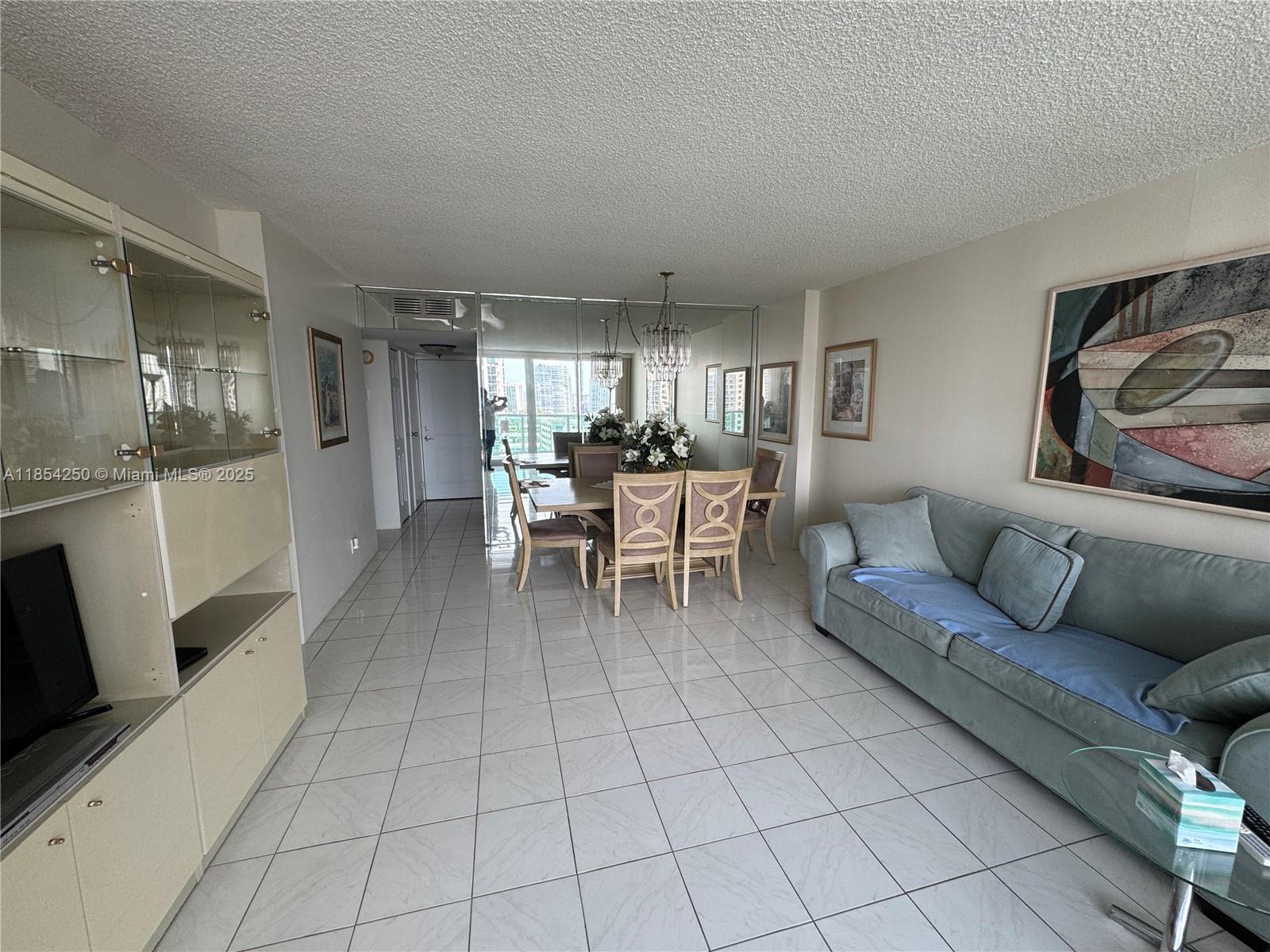 See details 1530 1 / 2 991 sq. ft. $ 2025-08-06 0 Photo
