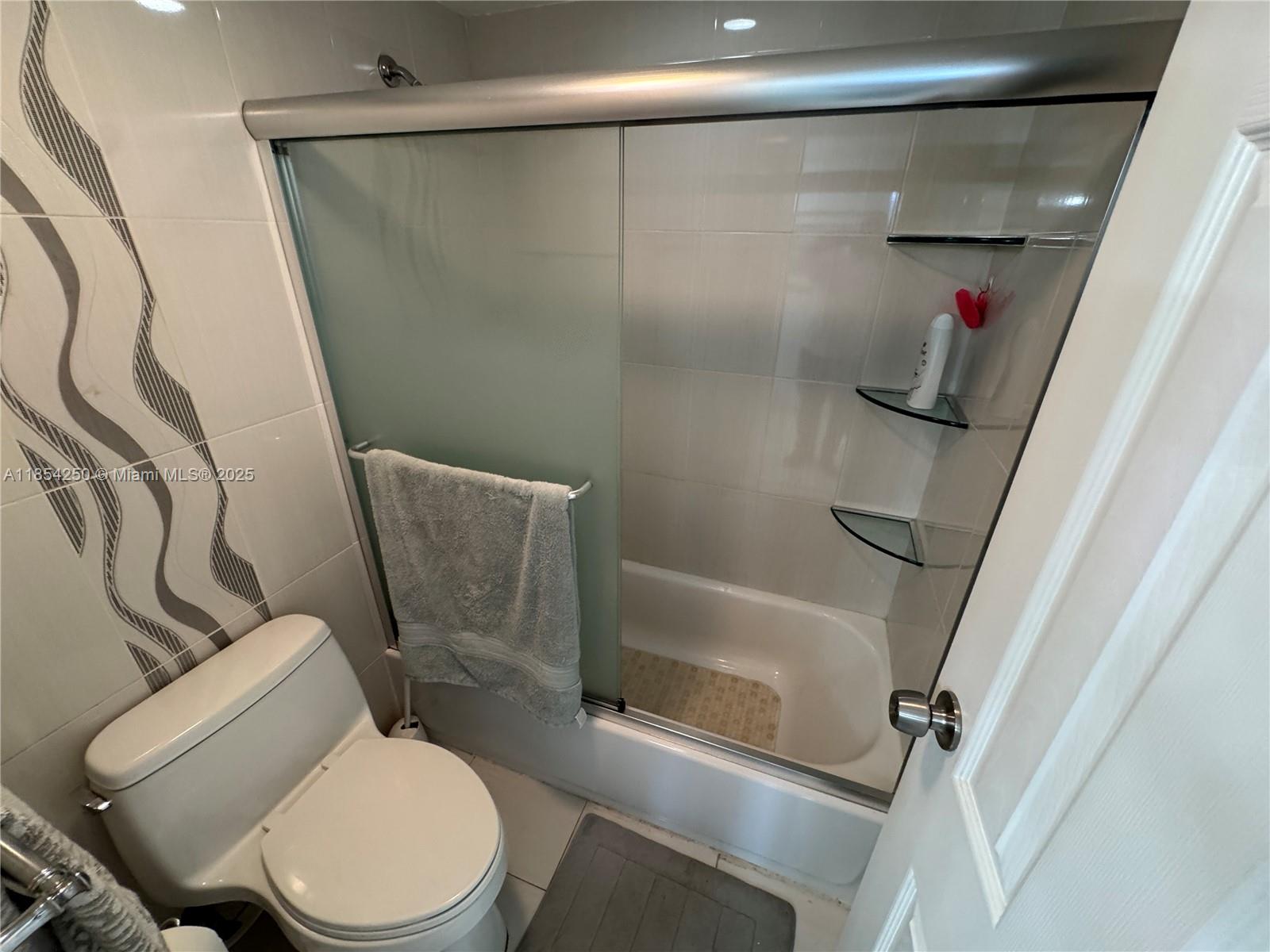 See details 1530 1 / 2 991 sq. ft. $ 2025-08-06 0 Photo