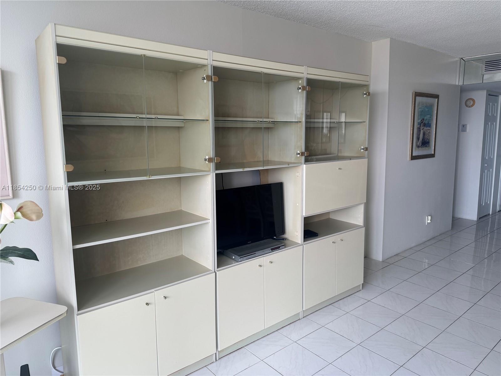 See details 1530 1 / 2 991 sq. ft. $ 2025-08-06 0 Photo