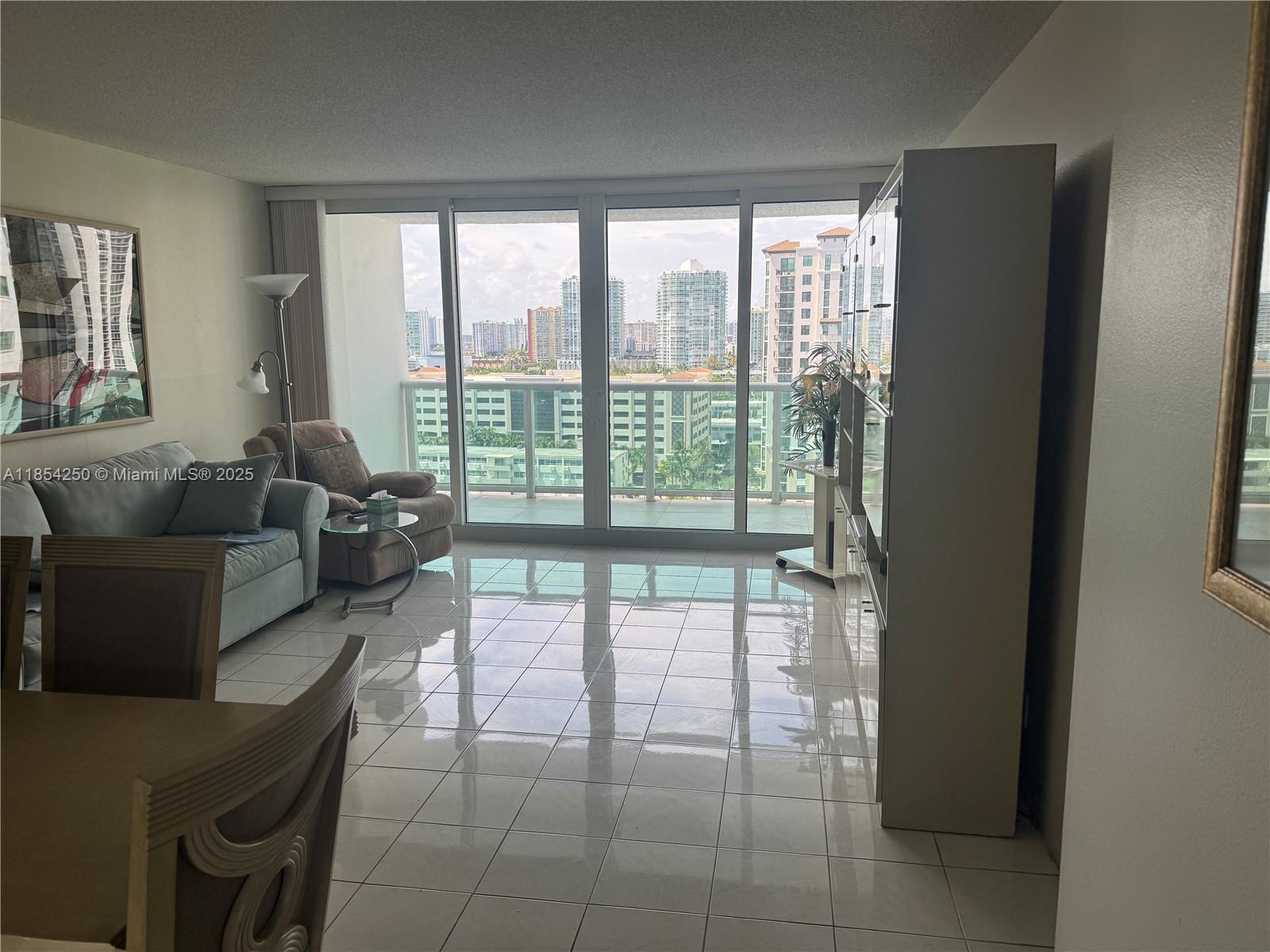 See details 1530 1 / 2 991 sq. ft. $ 2025-08-06 0 Photo