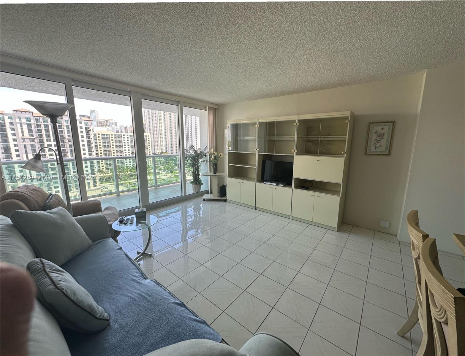 See details 1530 1 / 2 991 sq. ft. $ 2025-08-06 0 Photo