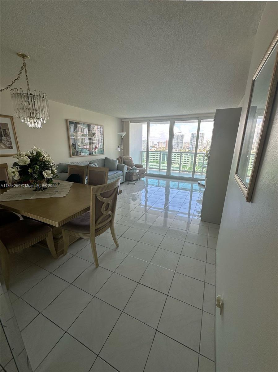 See details 1530 1 / 2 991 sq. ft. $ 2025-08-06 0 Photo