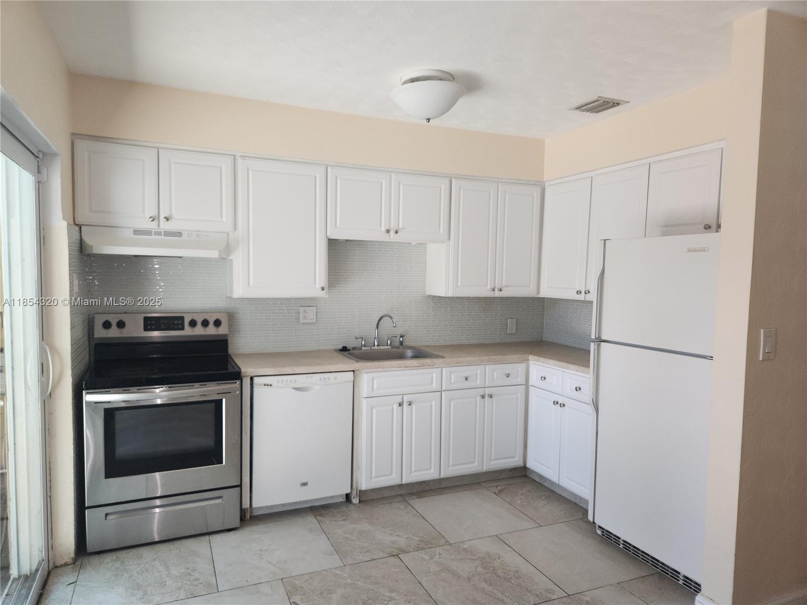 Ver detalles / 2001 sq. ft. $ 2025-08-07 0 foto