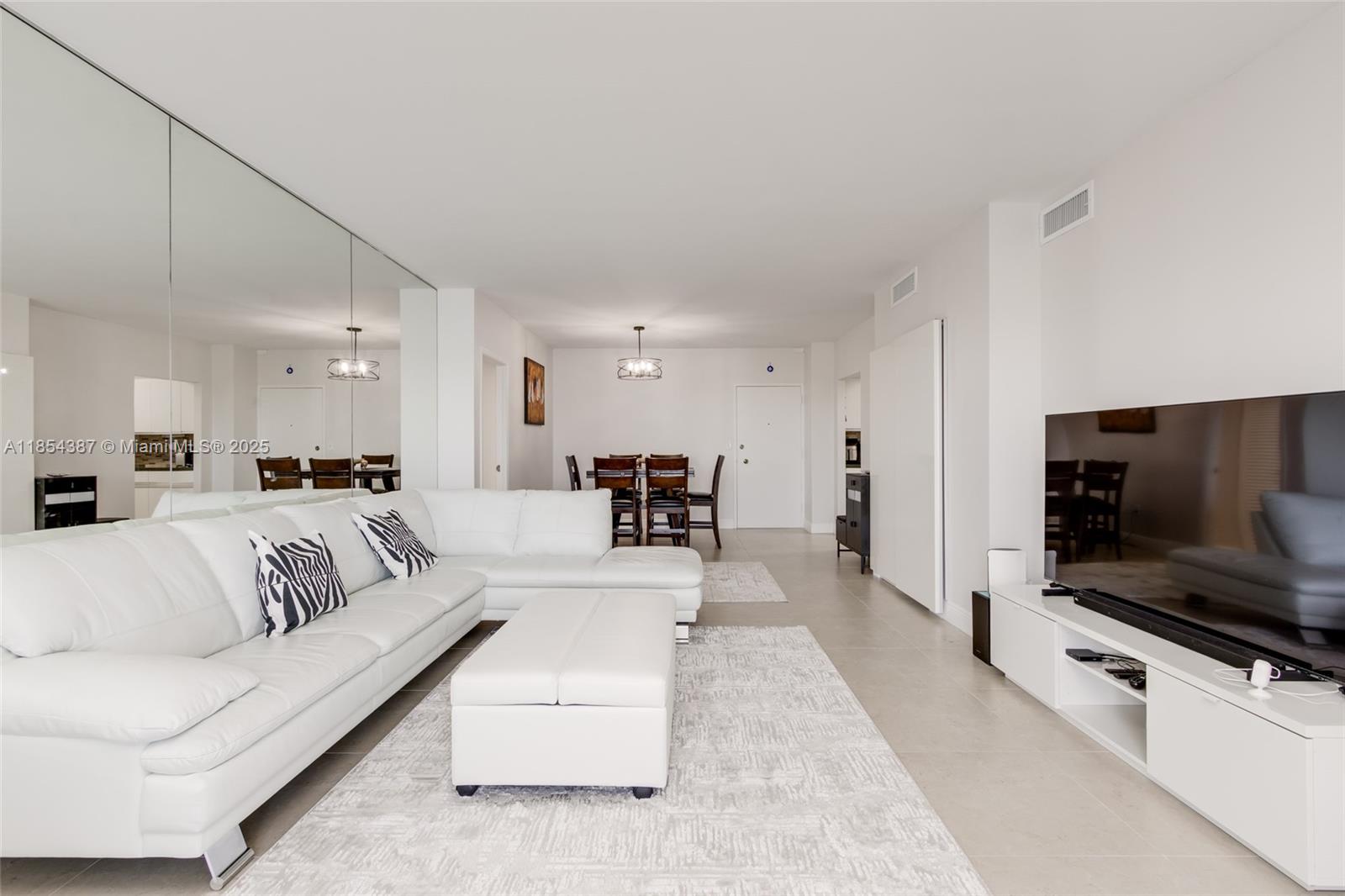 Ver detalles 1220 2 / 2 1120 sq. ft. $ 2025-08-07 0 foto