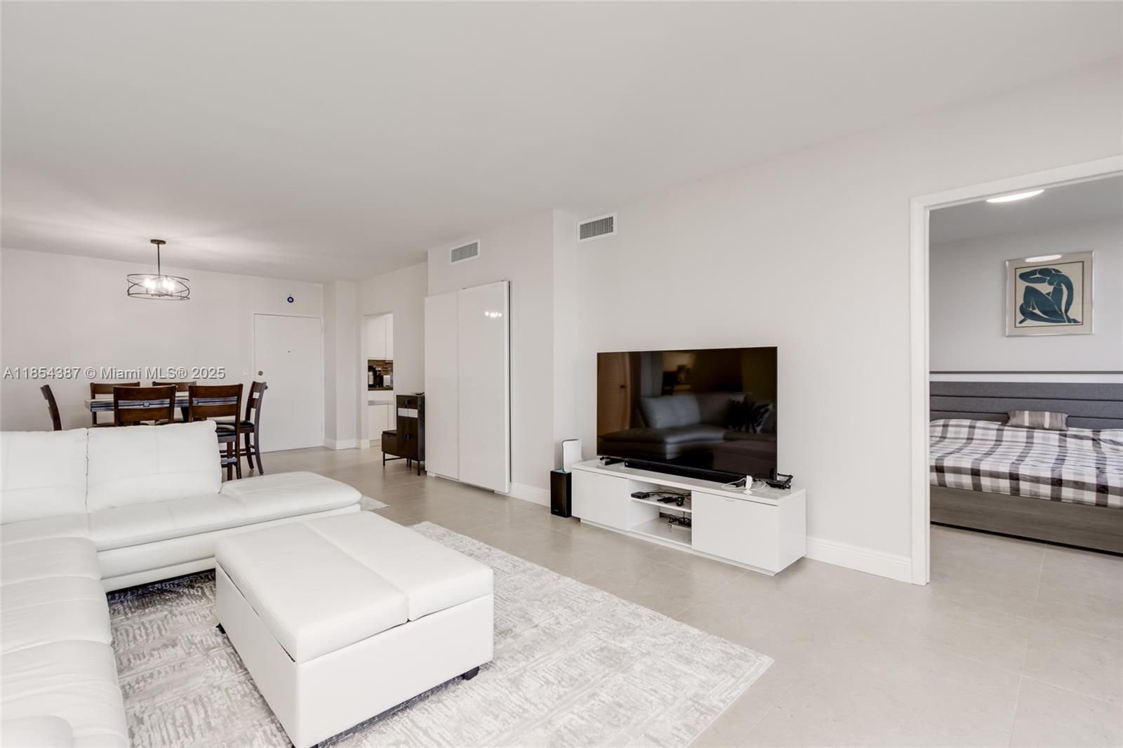 Ver detalles 1220 2 / 2 1120 sq. ft. $ 2025-08-07 0 foto