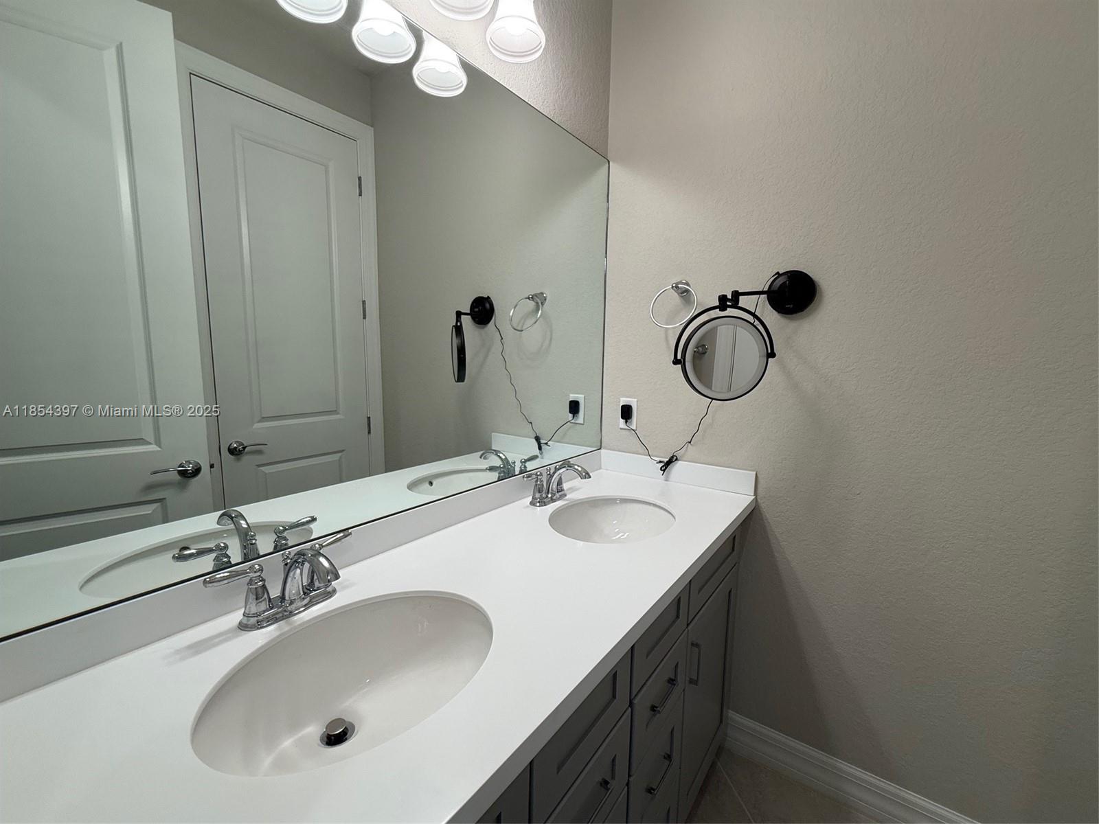 See details 4845 3 / 3 1929 sq. ft. $ 2025-08-07 0 Photo