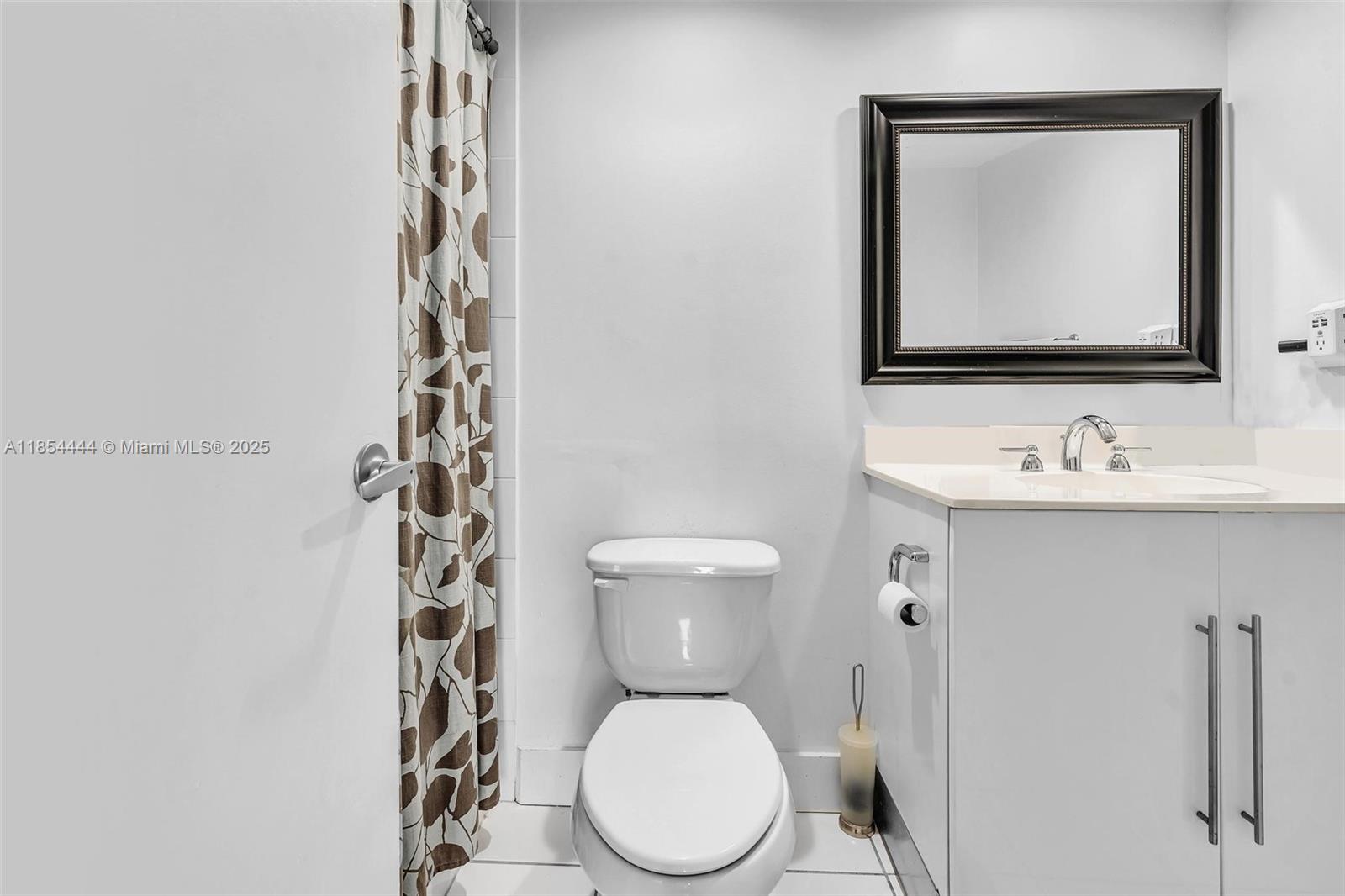Photo of 3000 Ocean Dr  #1210, Hollywood, Florida, 33019 - Master Bath