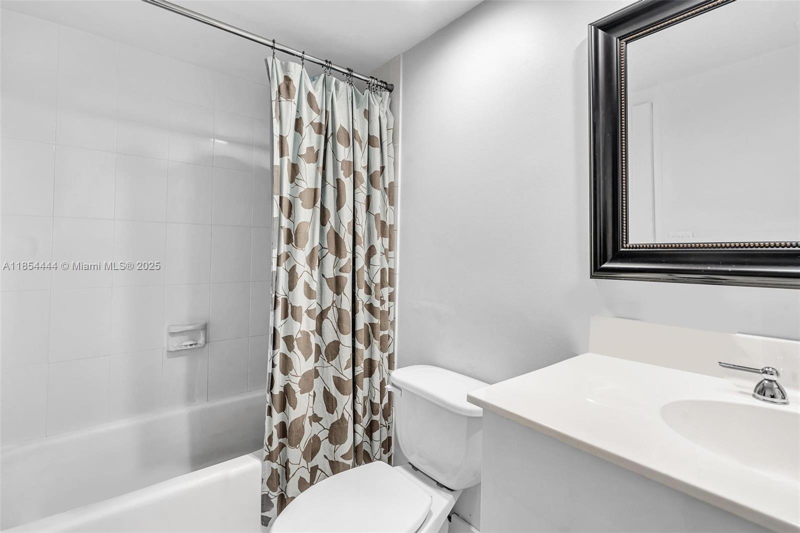 Photo of 3000 Ocean Dr  #1210, Hollywood, Florida, 33019 - Master Bath