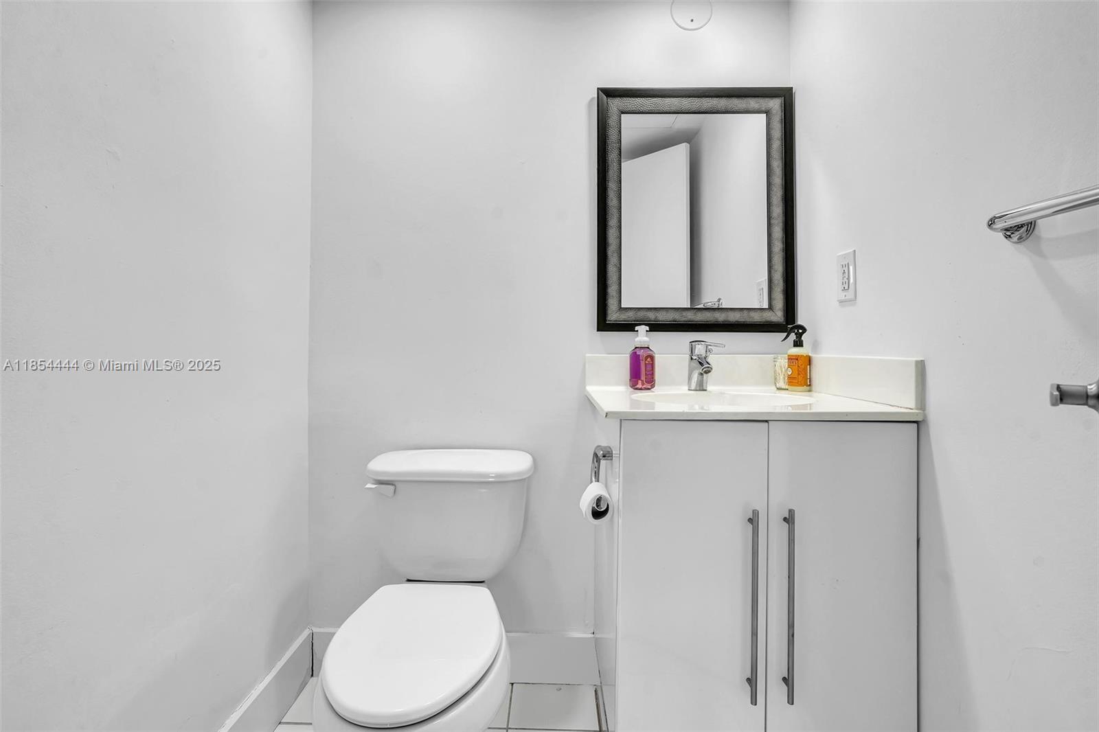 Photo of 3000 Ocean Dr  #1210, Hollywood, Florida, 33019 - Half Bath