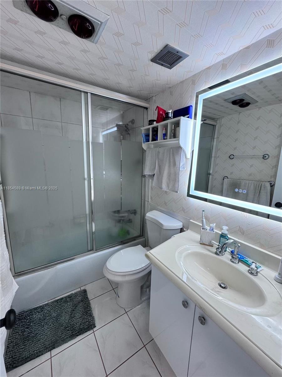 See details 11D 1 / 2 870 sq. ft. $ 2025-08-07 0 Photo