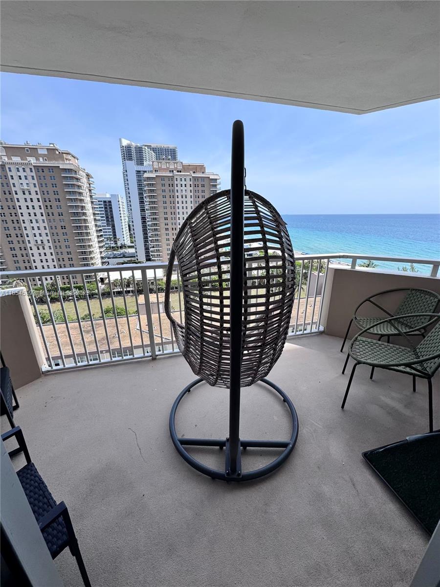 See details 11D 1 / 2 870 sq. ft. $ 2025-08-07 0 Photo